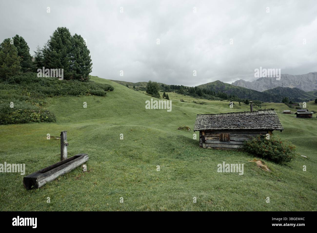 Piccola casa su un alpeggio nelle Dolomiti con un panorama meraviglioso Foto Stock