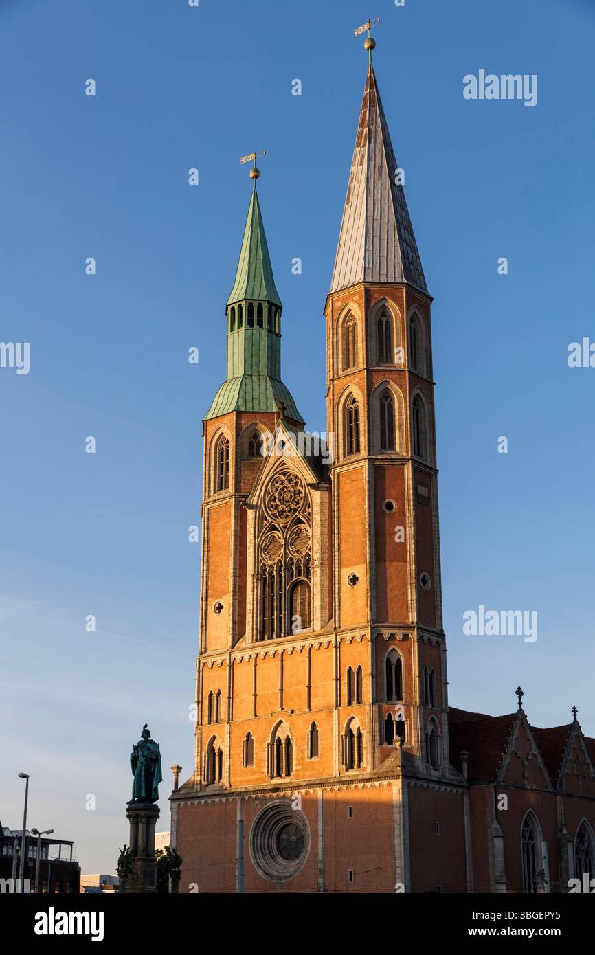 Chiesa di Santa Caterina su Hagenmarkt, di fronte ad essa la fontana di Enrico con la figura in bronzo di Enrico il Leone, Braunschweig (Brunswick), bassa Sassone Foto Stock
