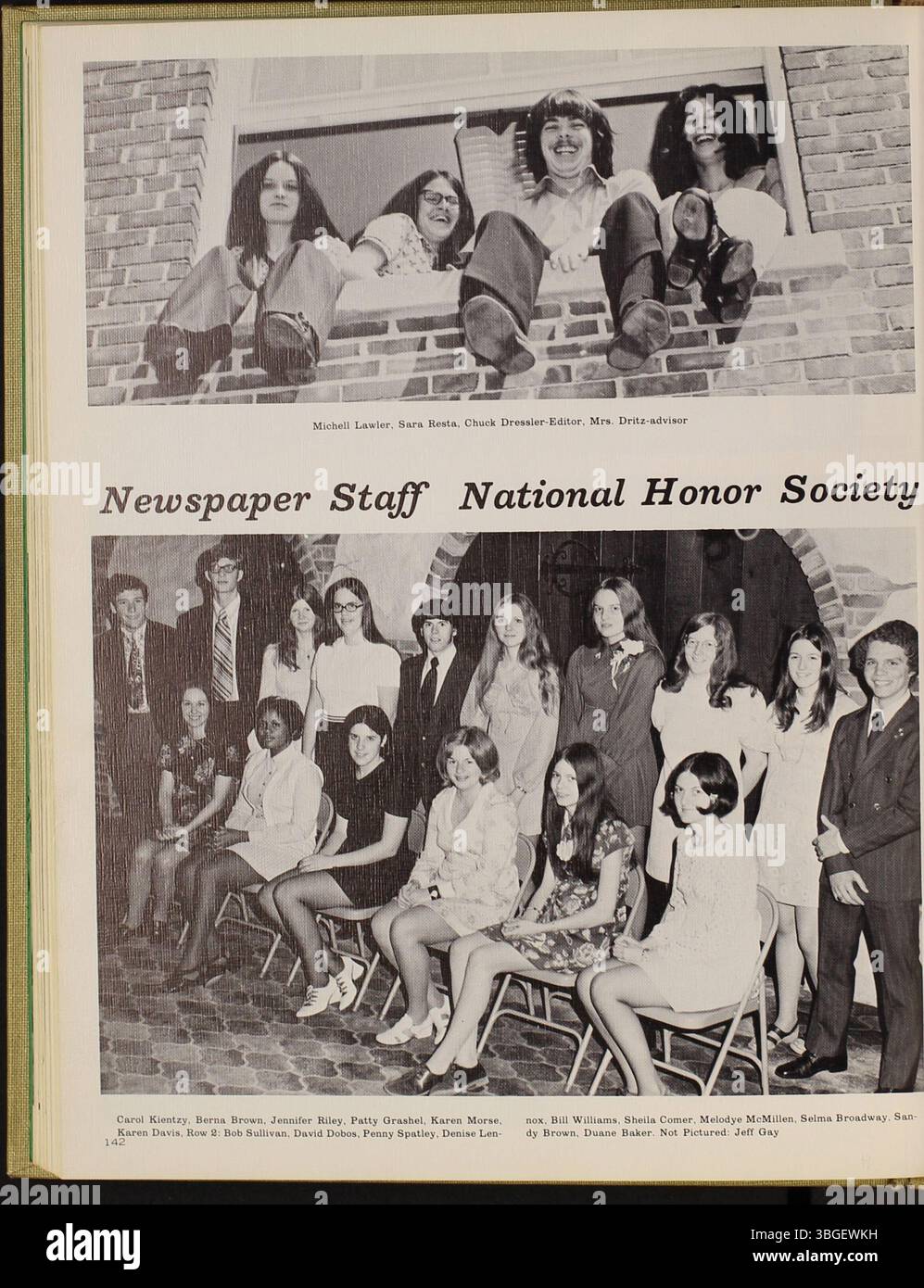 Questa pagina dell'annuario della West High School del 1973, "The Occident", offre approfondimenti sulla storia della scuola, tra cui la sua fondazione nel 1908 al 120 di South Central Avenue e l'apertura del nuovo edificio nel 1929. L'eredità della scuola continuò fino a quando il vecchio edificio fu riproposto come Starling Junior High, che chiuse nel 2012. Foto Stock