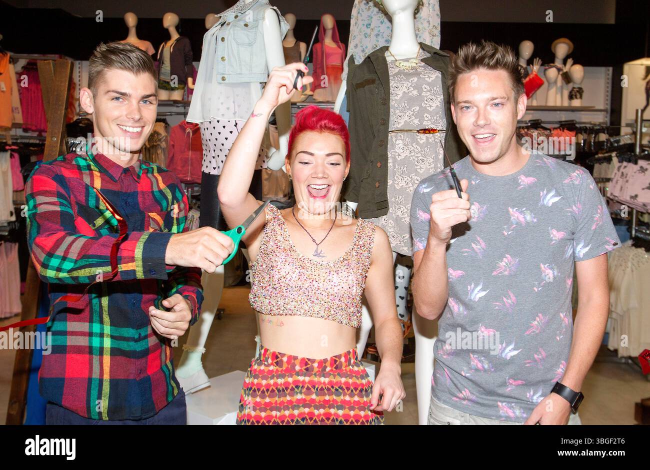 Kieron Richardson, Hollie Jay Bowes e Andy Moss all'apertura del nuovo negozio Topshop e Topman a Manchester - 30 maggio 2012 Foto Stock