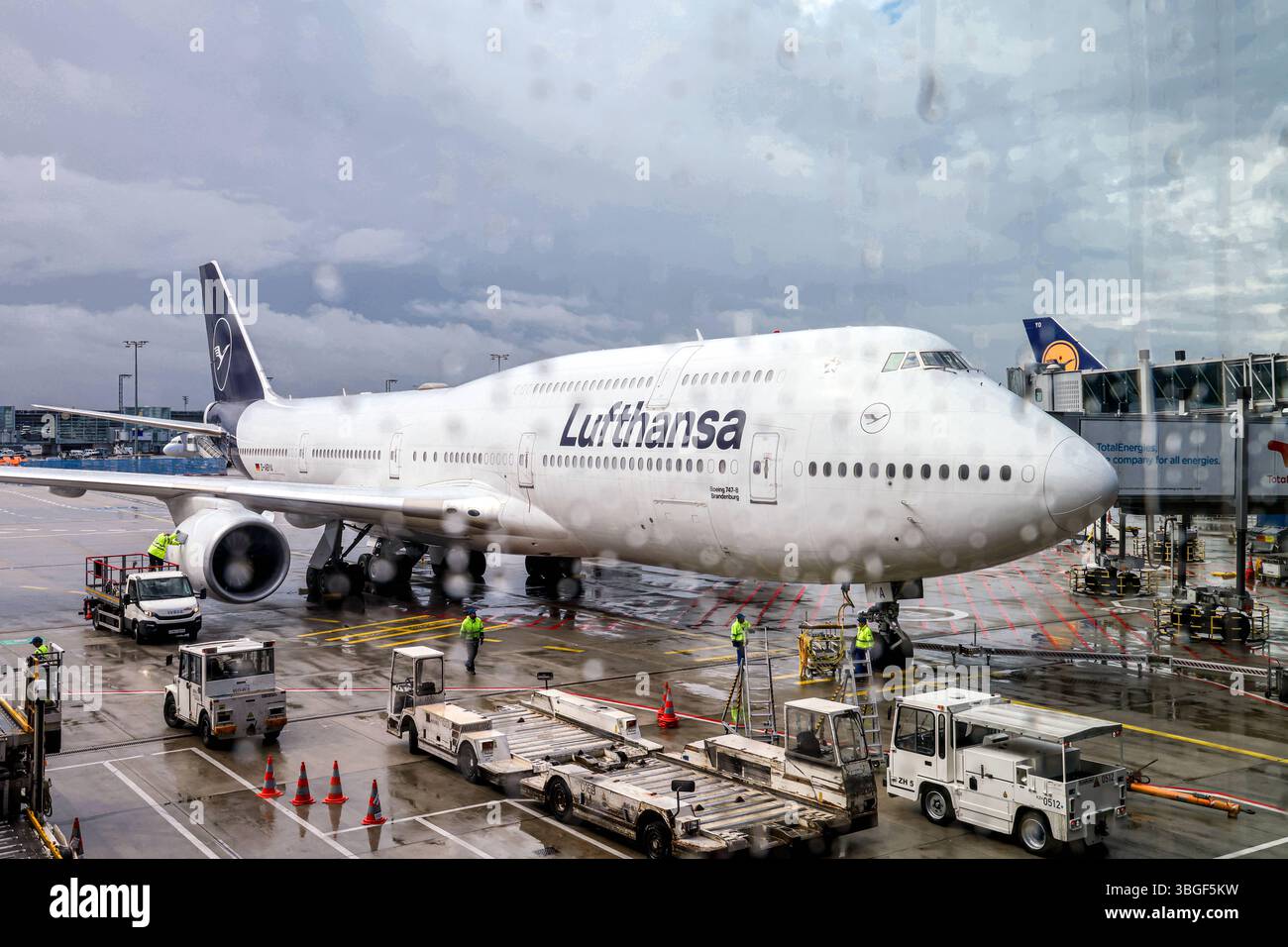 Regenwetter am Flughafen Frankfurt. Flughafen Francoforte sul meno / Aeroporto di Francoforte / Rhein-Main-Flughafen fra / EDDF. Registrierung: D-ABYA Lufthansa Boeing 747-830, Brandeburgo. DEU, Deutschland, Assia, Francoforte sul meno, 28.05.2025 *** tempo piovoso all'aeroporto di Francoforte Aeroporto di Francoforte Aeroporto di Francoforte sul meno Aeroporto di Rhein Main Aeroporto fra EDDF registrazione D ABYA Lufthansa Boeing 747 830, Brandeburgo DEU, Germania, Assia, Francoforte sul meno, 28 05 2025 Foto Stock