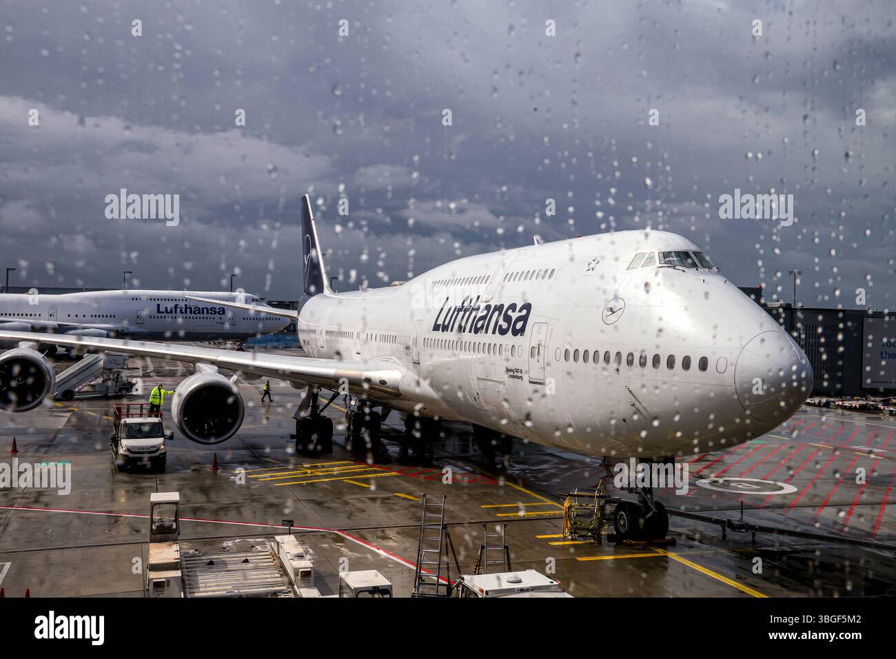 Regenwetter am Flughafen Frankfurt. Flughafen Francoforte sul meno / Aeroporto di Francoforte / Rhein-Main-Flughafen fra / EDDF. Registrierung: D-ABYA Lufthansa Boeing 747-830, Brandeburgo. DEU, Deutschland, Assia, Francoforte sul meno, 28.05.2025 *** tempo piovoso all'aeroporto di Francoforte Aeroporto di Francoforte Aeroporto di Francoforte sul meno Aeroporto di Rhein Main Aeroporto fra EDDF registrazione D ABYA Lufthansa Boeing 747 830, Brandeburgo DEU, Germania, Assia, Francoforte sul meno, 28 05 2025 Foto Stock
