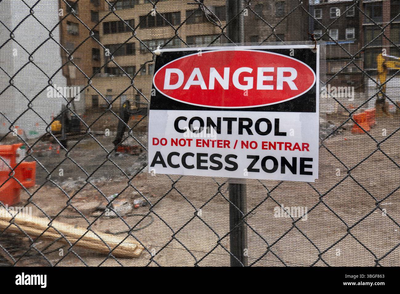 Segnaletica per la zona di accesso di pericolo e controllo in un cantiere di Manhattan, 2025, New York City, Stati Uniti Foto Stock