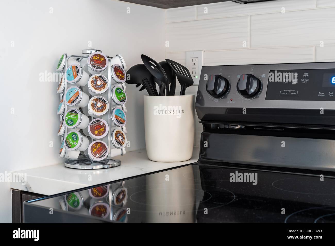 Ampia scelta di cialde di caffè K-Cup in un organiser a carosello in una cucina moderna di una casa in affitto. Foto Stock