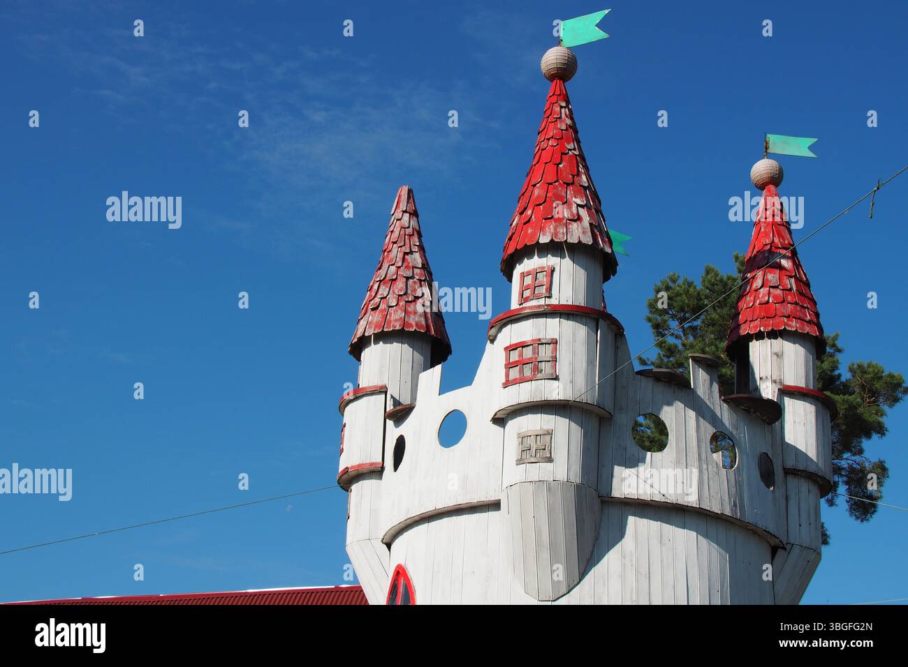 Stravaganti torri del castello con tetti rossi contro un cielo azzurro Foto Stock