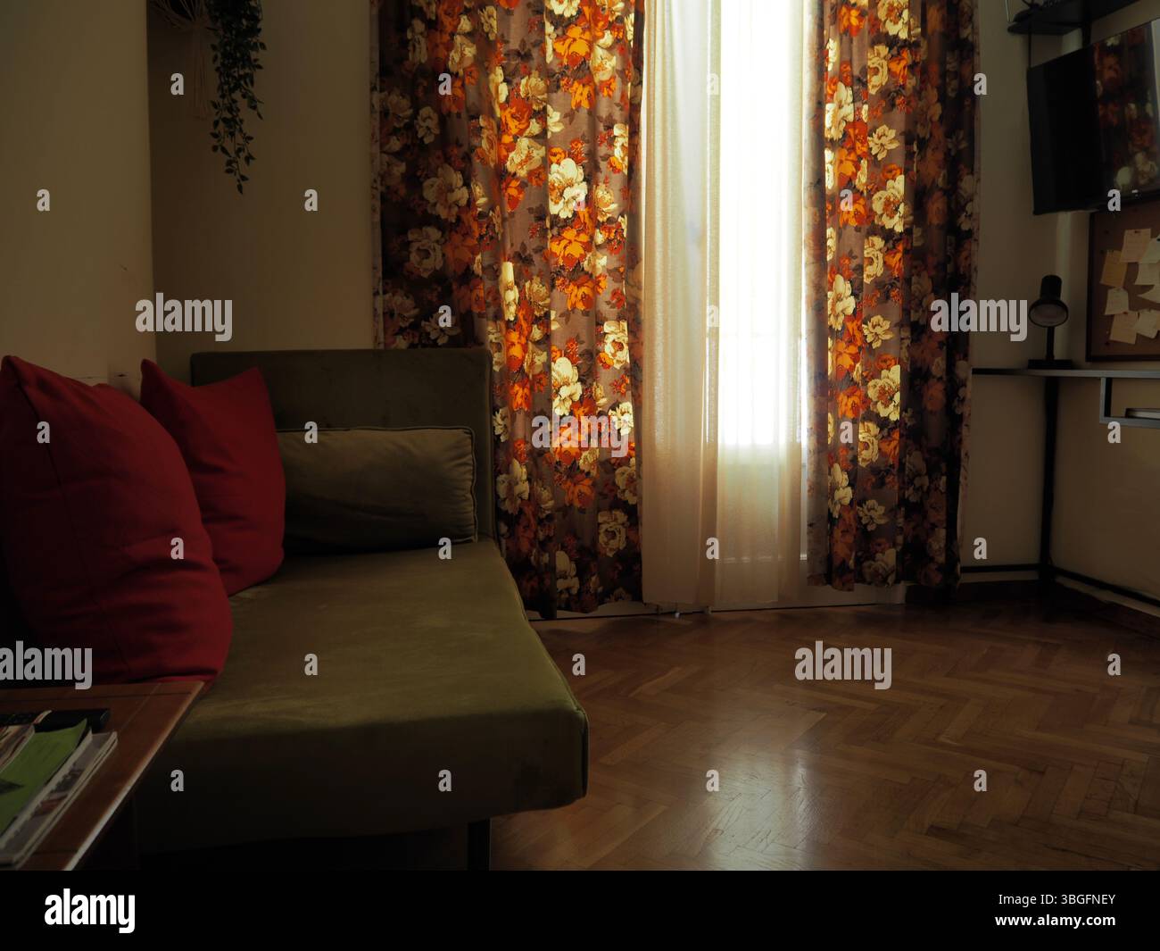 Accogliente area salotto retro con pavimento in parquet e illuminazione soffusa Foto Stock