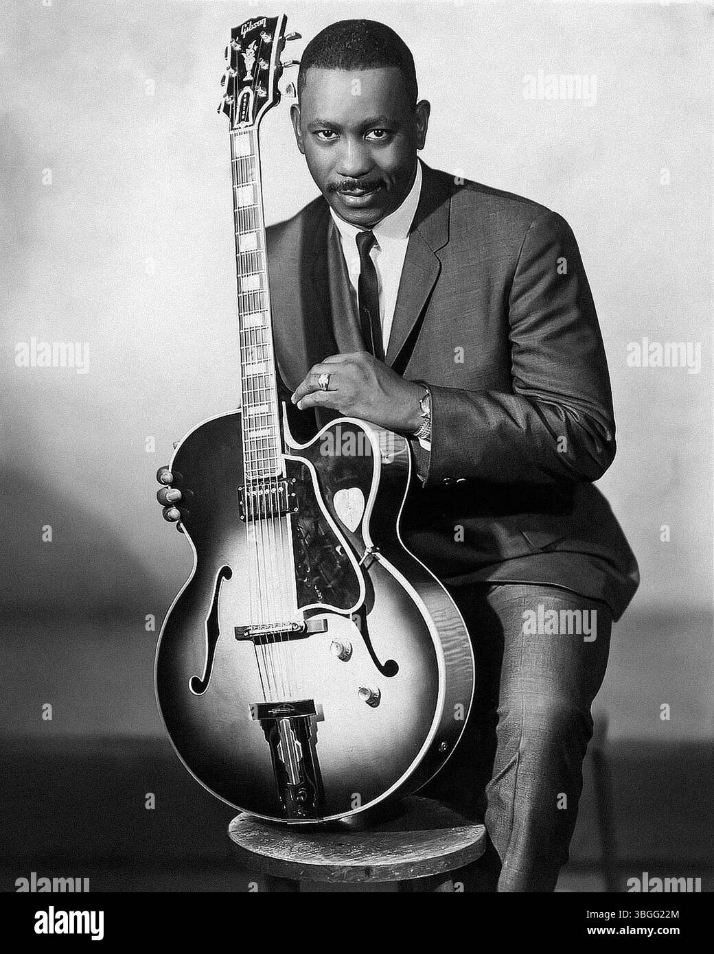 Un ritratto di Wes Montgomery della metà degli anni '1960. John Leslie 'Wes' Montgomery (6 marzo 1923 – 15 giugno 1968) è stato un chitarrista jazz americano. [1] Montgomery era noto per la sua insolita tecnica di pizzicare gli archi con il lato del pollice e per il suo ampio uso di ottave, che gli ha dato un suono distintivo. Foto Stock
