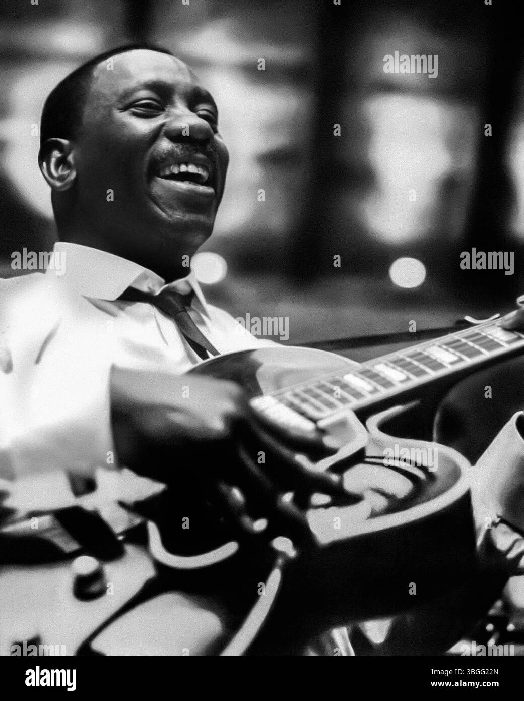 Una foto del 1967 di Wes Montgomery che suona la chitarra. John Leslie 'Wes' Montgomery (6 marzo 1923 – 15 giugno 1968) è stato un chitarrista jazz americano. [1] Montgomery era noto per la sua insolita tecnica di pizzicare gli archi con il lato del pollice e per il suo ampio uso di ottave, che gli ha dato un suono distintivo. Foto Stock