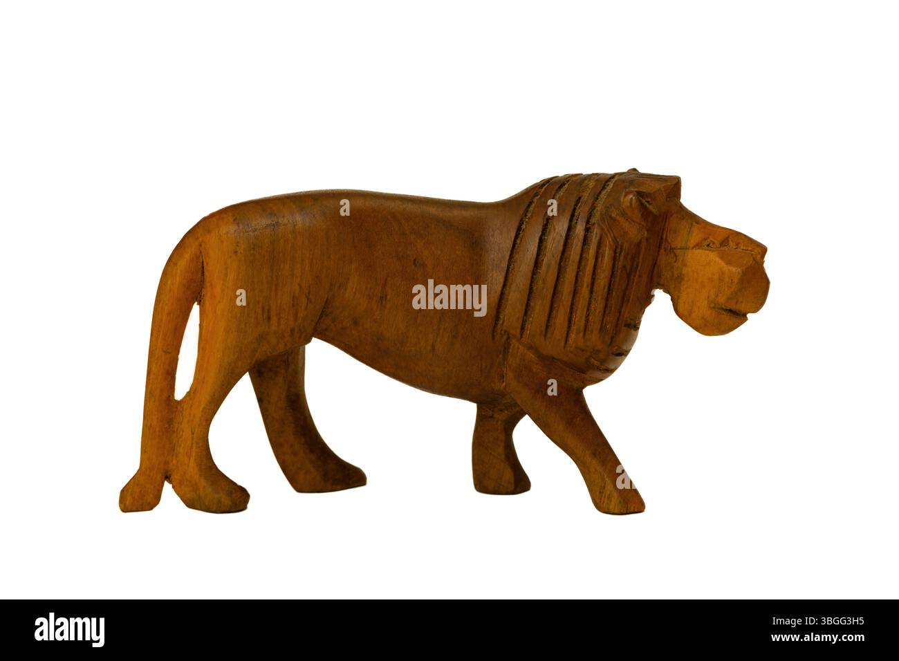 Un tradizionale leone africano intagliato a mano in legno isolato su uno sfondo bianco Foto Stock