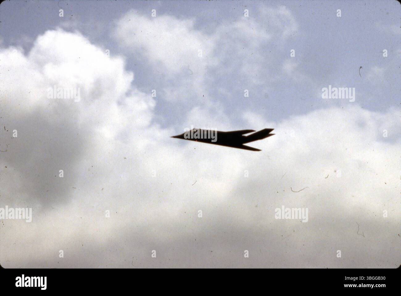 Un Lockheed F-117 Nighthawk da caccia stealth è visto volare nel cielo. L'aereo è noto per la sua tecnologia stealth ed è stato utilizzato dalla U.S. Air Force. Foto Stock