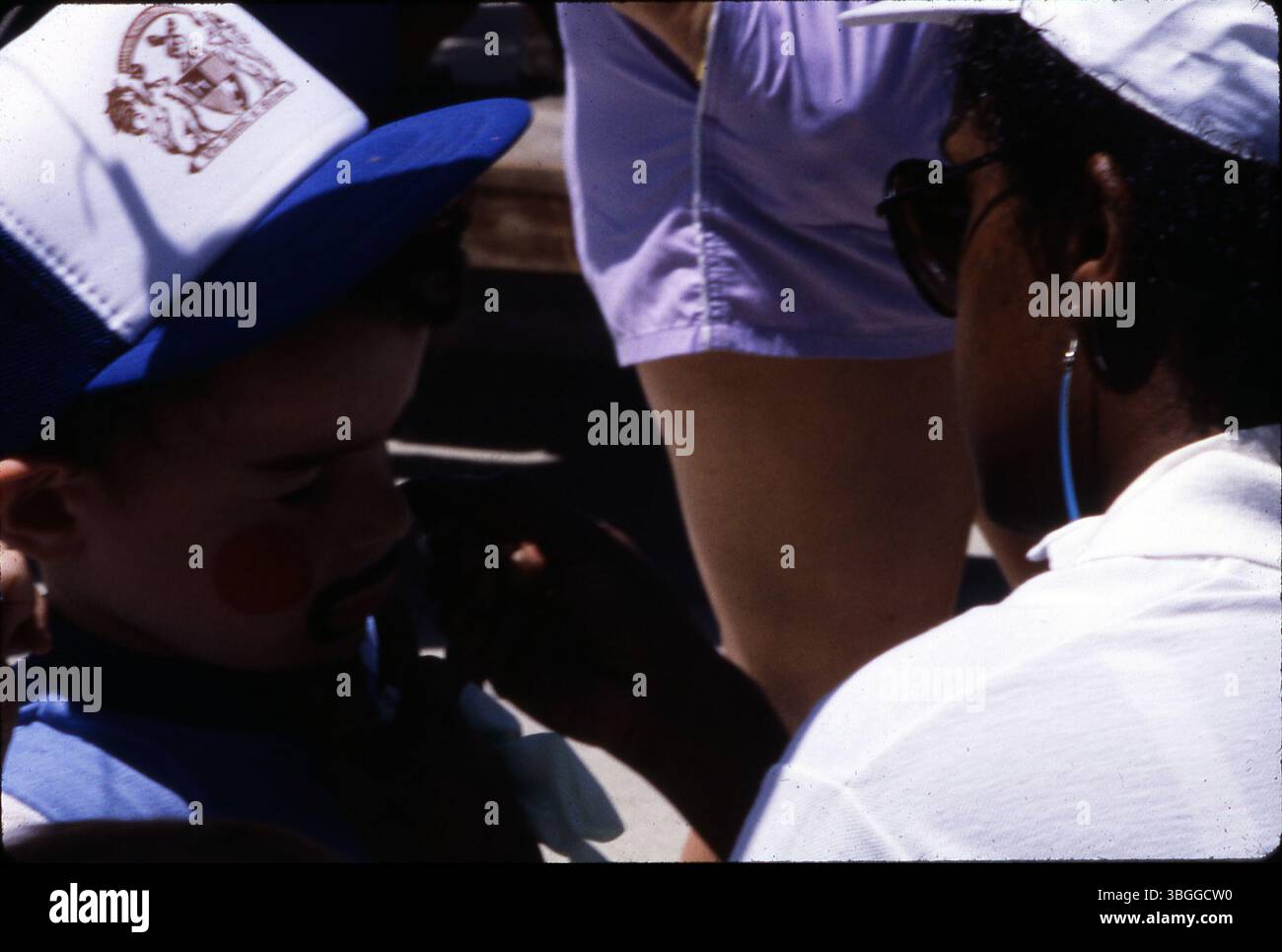 Nel giugno 1984, il Battelle Park Children's Circus presentava un bambino che aveva il volto dipinto da un adulto. Un altro bambino, in piedi nelle vicinanze, indossava pantaloncini viola. L'evento, rivolto ai bambini in età scolare, prevedeva varie attività divertenti per i bambini. Foto Stock