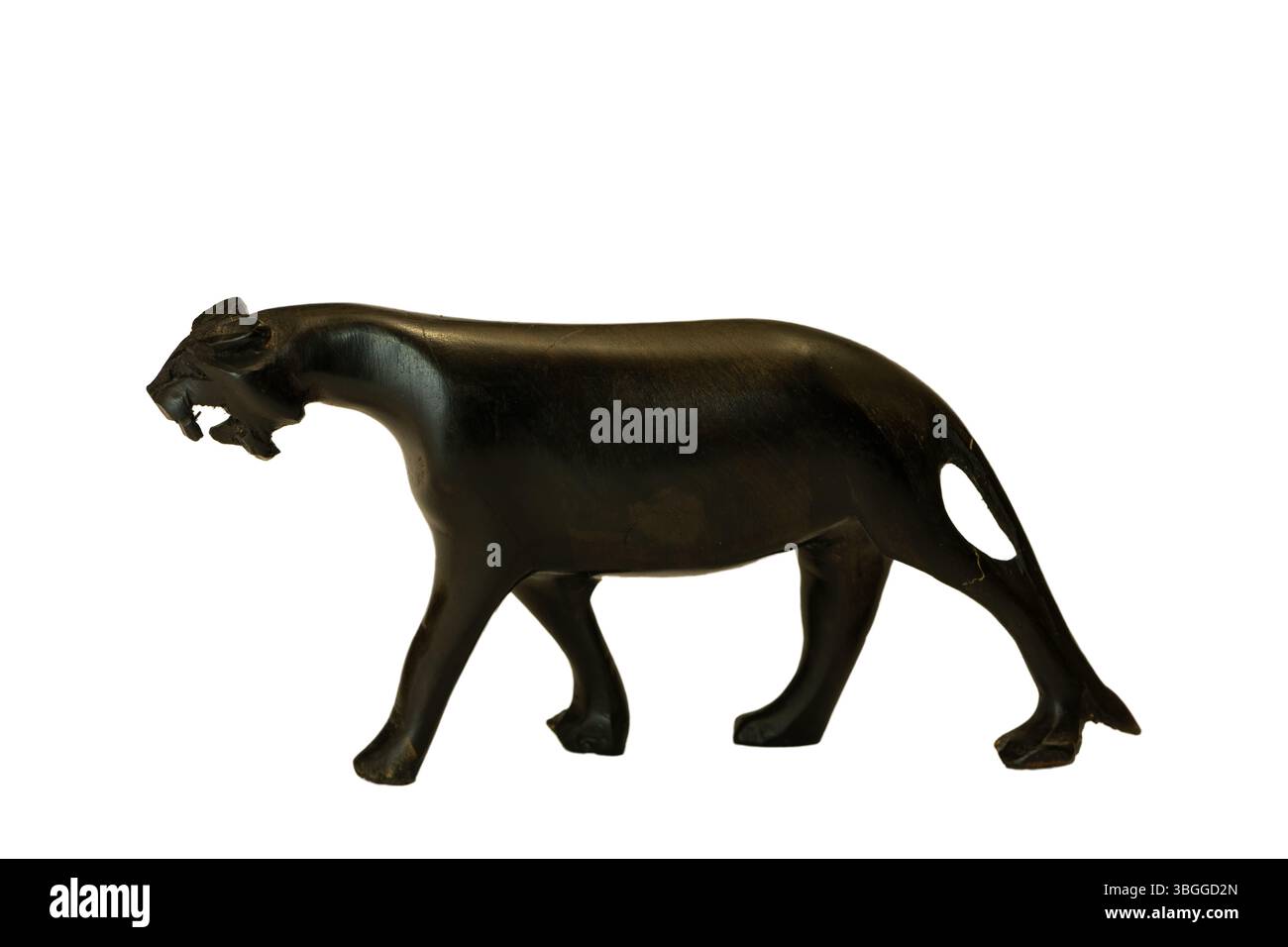 Un tradizionale giaguaro africano in legno intagliato a mano isolato su uno sfondo bianco Foto Stock