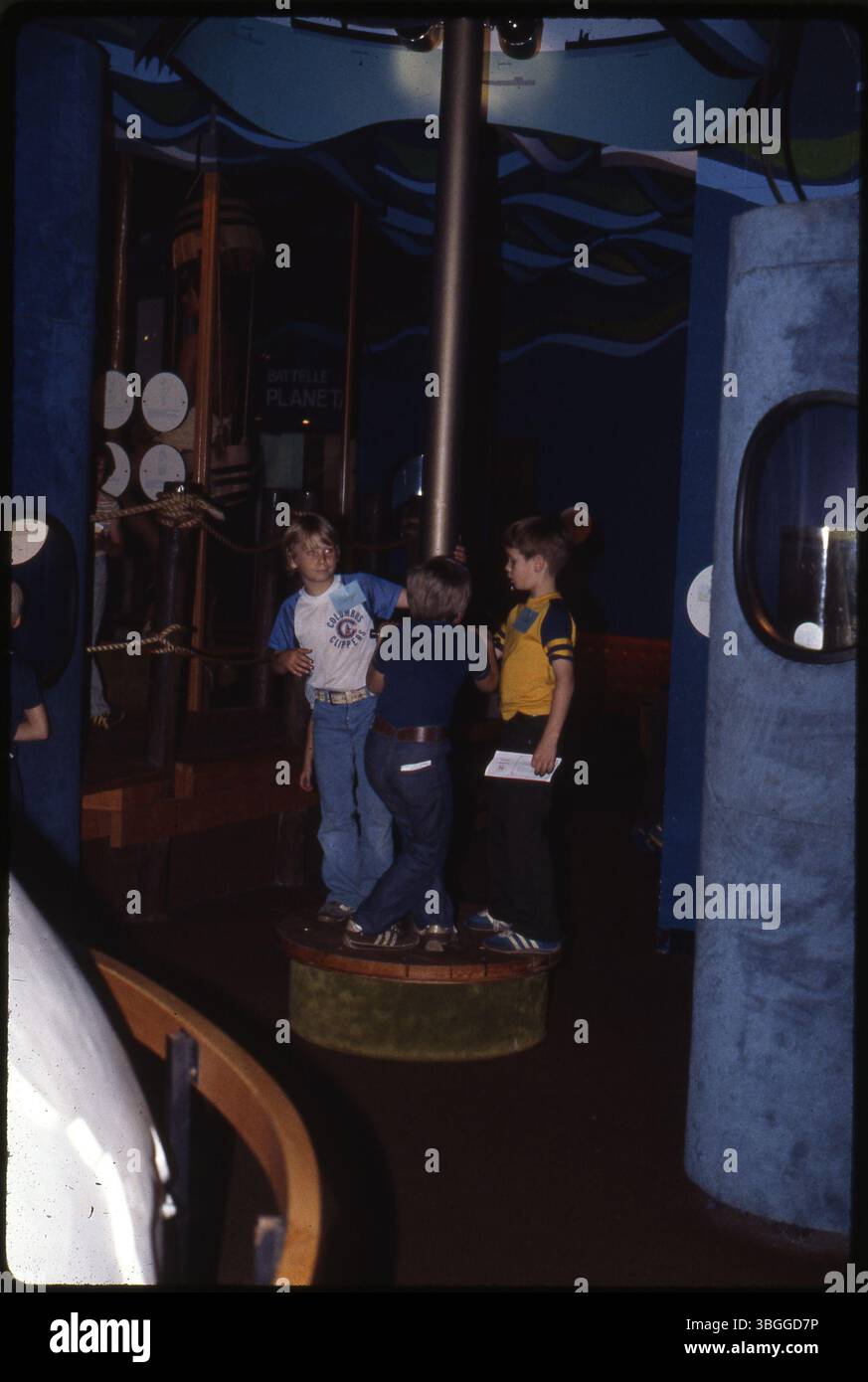 I bambini visitano la mostra Oceanografia al cosi, il Centro della Scienza e dell'industria, a Columbus. COSI operò nell'edificio Memorial Hall dal 1964 al 1999, quando si trasferì nell'edificio rinnovato della Central High School. La mostra presenta esposizioni interattive sulla scienza marina e l'oceanografia. Foto Stock