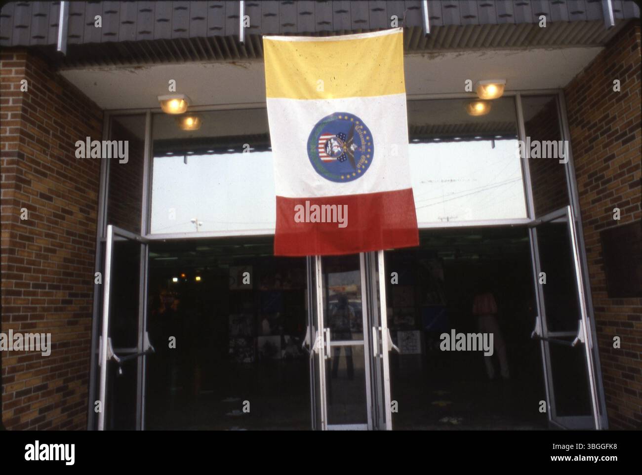 La bandiera della città di Columbus è appesa all'ingresso di un edificio non identificato presso la fiera statale dell'Ohio durante la fiera del 1981, che si è svolta dal 14 al 30 agosto 1981. Foto Stock