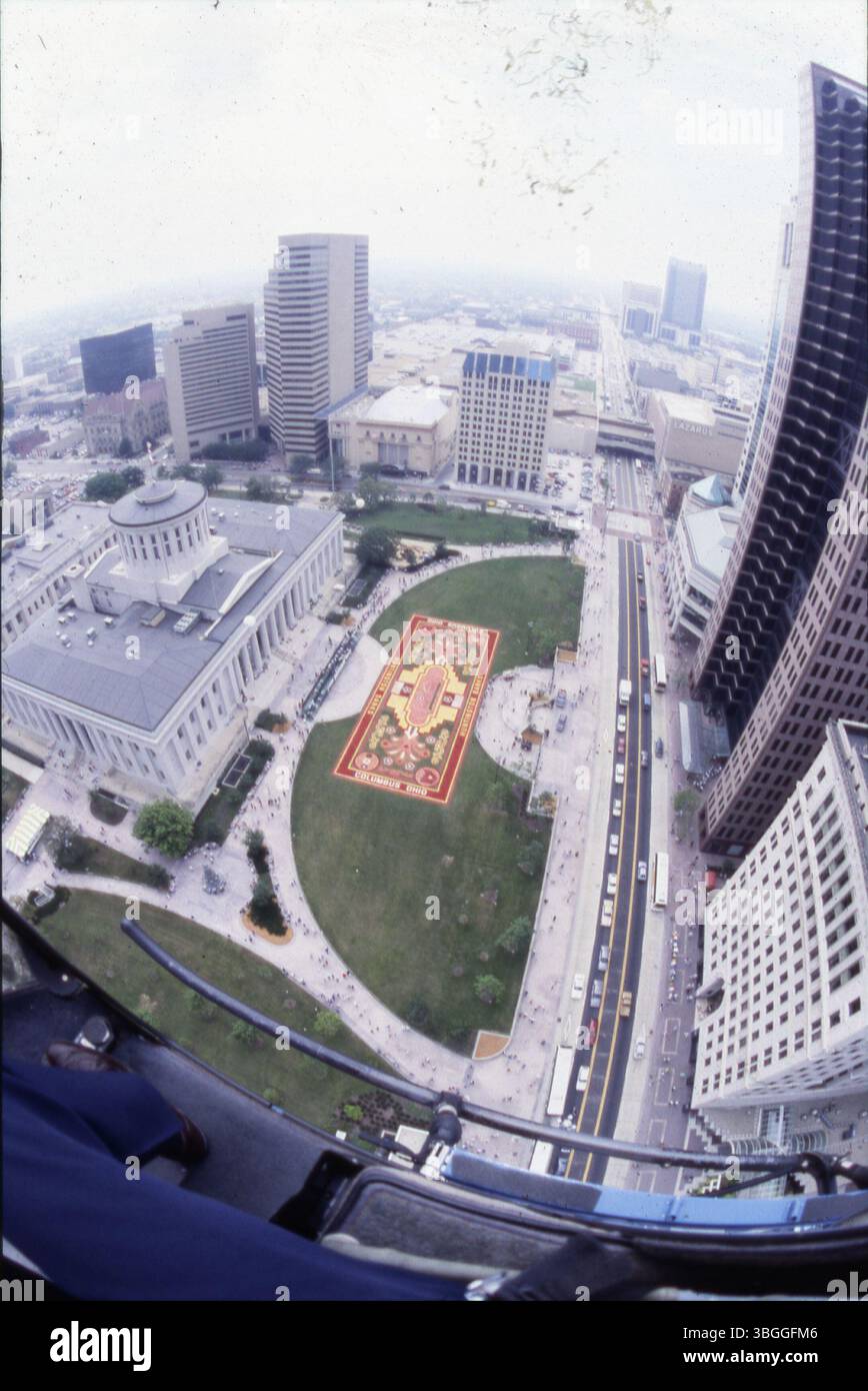 Una vista aerea del tappeto floreale belga sul prato South High Street dell'Ohio Statehouse, esposta dal 26 al 28 agosto 1991. Il design di 000 metri quadrati, caratterizzato da mezzo milione di fiori di begonia, faceva parte dell'evento promozionale AmeriFlora '92. Sponsorizzata dalla Huntington National Bank, l'installazione costò 50.000 dollari ed era nota come Huntington Colors of Belgium. Foto Stock