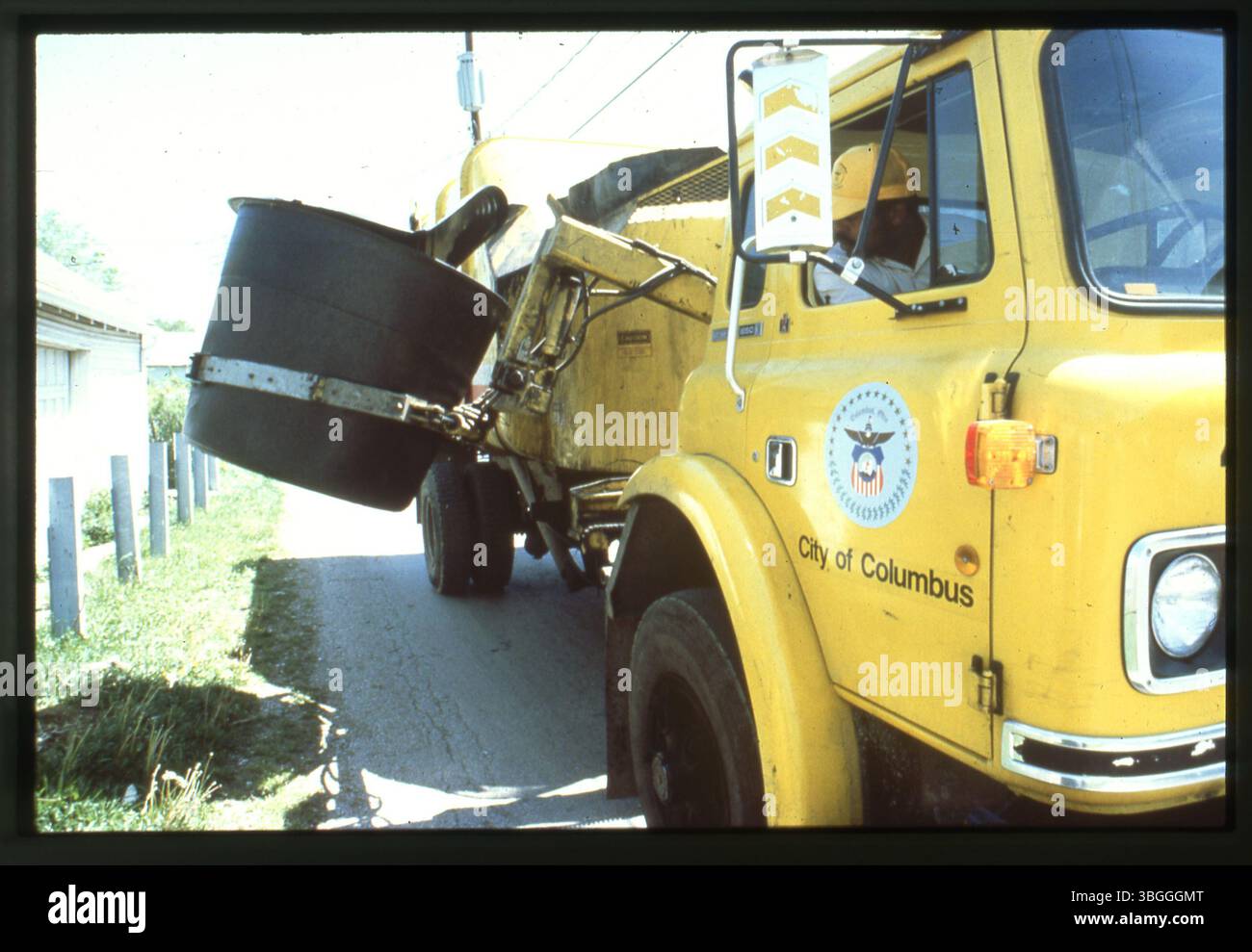 Durante un processo di raccolta dei rifiuti, una divisione di veicoli per la raccolta dei rifiuti della città di Columbus svuota una tanica da 300 litri. Questo più grande sistema di container è stato introdotto sul lato est di Columbus come parte di un programma pilota di quattro mesi nel 1980. Foto Stock