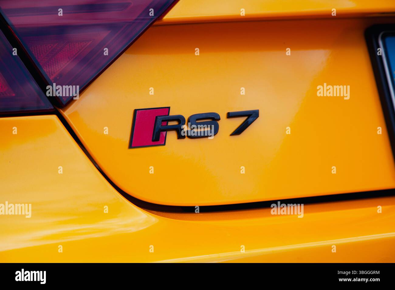 Vilnius, Lituania - 31-05-2025 - primo piano dell'emblema RS7 sul retro di un'auto sportiva Audi color senape Foto Stock