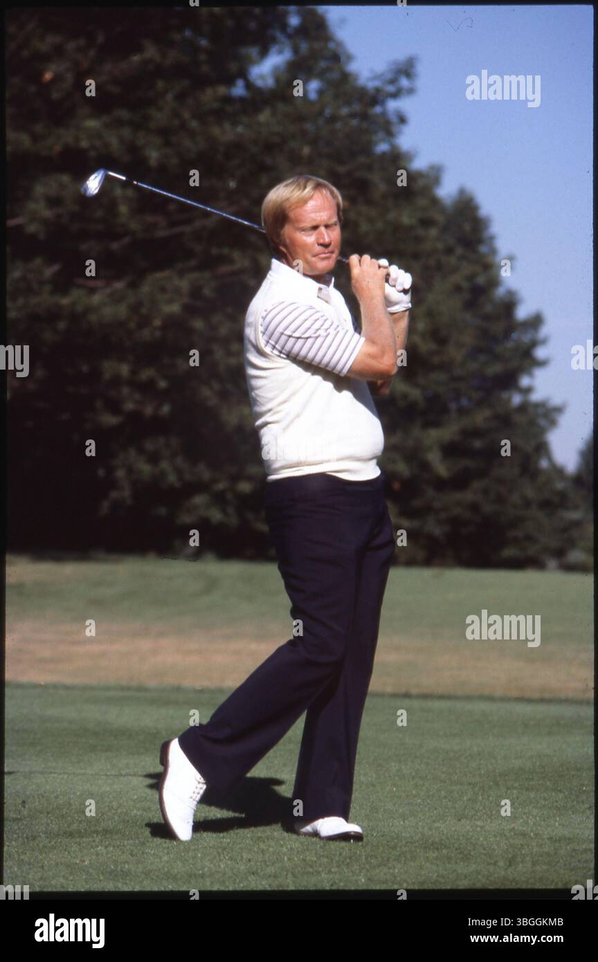 Il golfista professionista Jack Nicklaus, soprannominato "l'Orso d'oro", viene mostrato nel 1980 con una camicia a righe e un giubbotto bianco, tenendo in mano un ferro mentre gli occhi sono chiusi. Nicklaus è uno dei golfisti di maggior successo della storia, noto per la sua notevole carriera e i numerosi campionati principali. Foto Stock