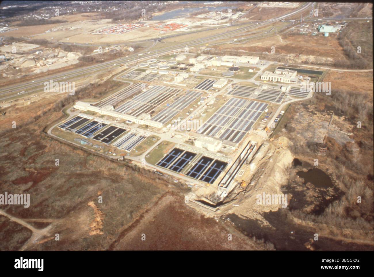 Vista aerea dell'impianto di trattamento delle acque reflue di Jackson Pike, con la Route 71 che scorre verso nord-ovest. L'impianto è stato costruito nel 1935 e svolge un ruolo chiave nel sistema di gestione delle acque di Columbus. Foto Stock