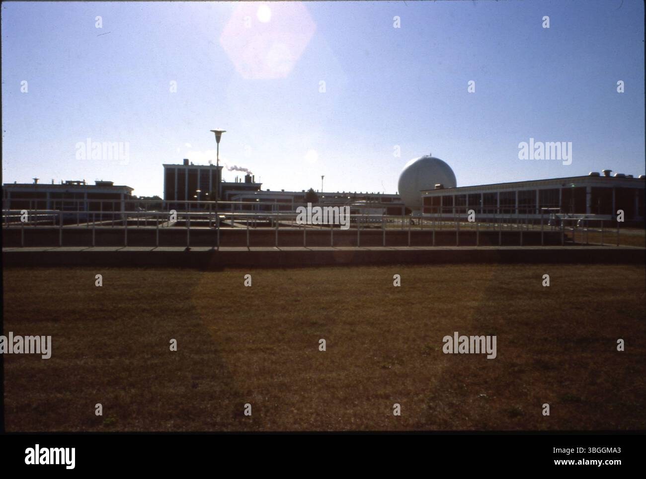 Una vista dell'impianto di trattamento delle acque reflue meridionale, che include vari edifici e una grande struttura rotonda bianca sul terreno. Lo stabilimento è stato istituito nel 1967. Foto Stock