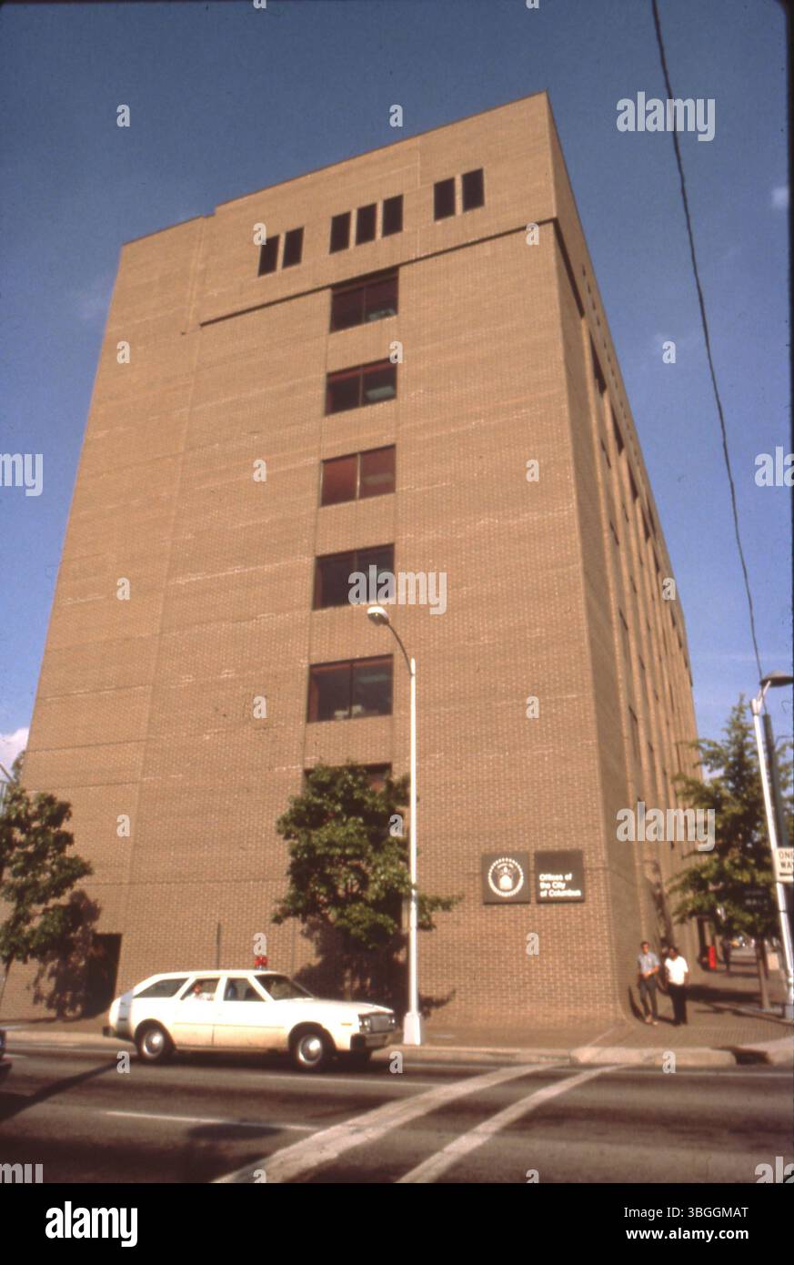 Il Marconi Building, situato all'angolo tra West Long Street e Marconi Boulevard, fu originariamente costruito nel 1913 dalla G. Edwin Smith Shoe Company. È stato utilizzato come fabbrica di scarpe e magazzino prima di essere convertito in spazio ufficio per l'IRS. L'edificio aveva 9 piani e 84.000 piedi quadrati. Fu acquistata da Jerry Laver nel 1973, venduta alla città di Columbus, rinnovata nel 1977 e demolita nel 1989. Foto Stock Il Marconi Building, situato all'angolo tra West Long Street e Marconi Boulevard, fu originariamente costruito nel 1913 dalla G. Edwin Smith Shoe Company. È stato utilizzato come fabbrica di scarpe e magazzino prima di essere convertito in spazio ufficio per l'IRS. L'edificio aveva 9 piani e 84.000 piedi quadrati. Fu acquistata da Jerry Laver nel 1973, venduta alla città di Columbus, rinnovata nel 1977 e demolita nel 1989. Foto Stock