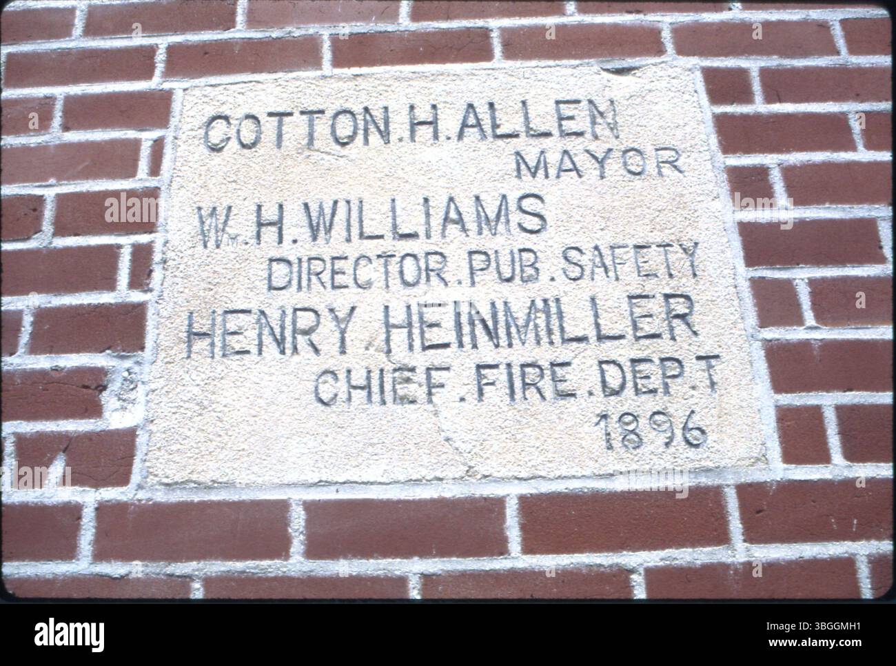 Un blocco di cemento incorporato nella parete in mattoni rossi del vano motore numero 12. Il blocco contiene i nomi dei leader della città del 1896, tra cui Cotton H. Allen, Mayor, W. H. Williams, Director of Public Safety e Henry Heinmiller, Chief Fire Department. Foto Stock
