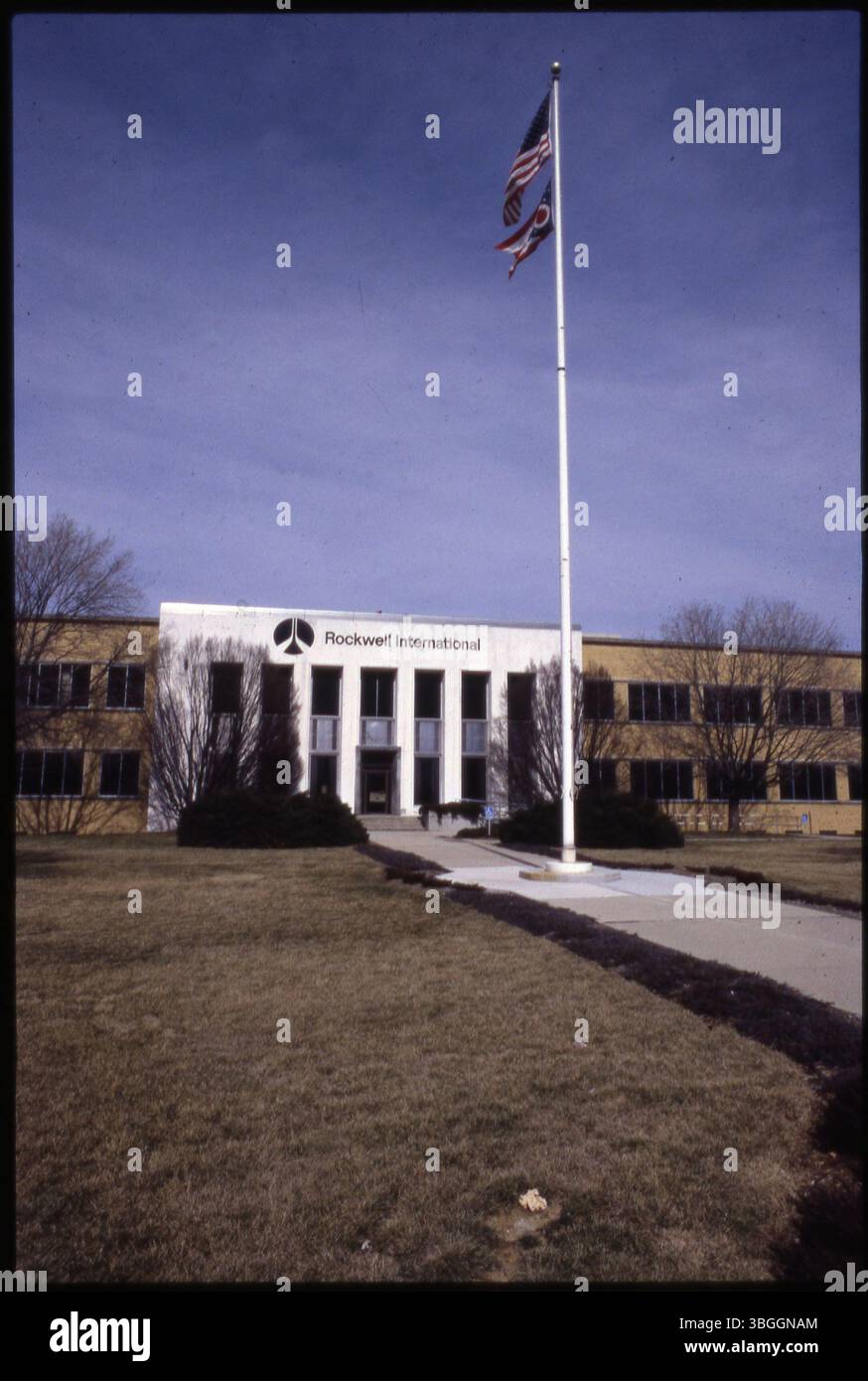 Questa immagine mostra lo stabilimento Rockwell International sulla East 5th Avenue. Nel 1973, la North American Rockwell si fuse con la Rockwell Manufacturing Company e divenne Rockwell International. La società ha cessato le attività in questo stabilimento nel 1988 dopo la fine dei contratti governativi per le parti di bombardieri B-1. Foto Stock