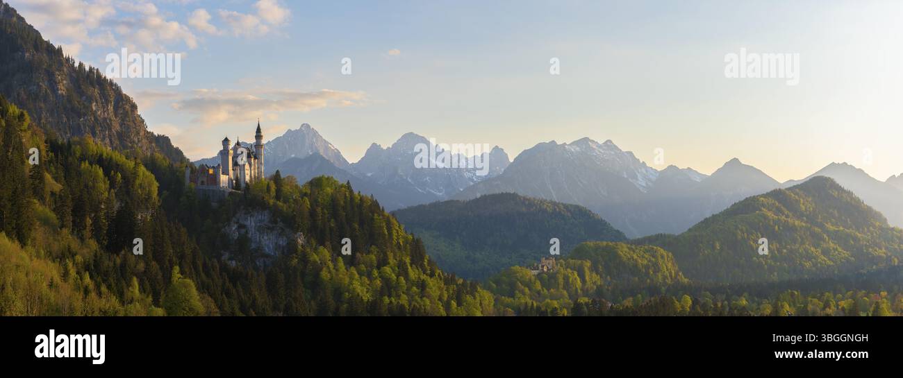 Ampio paesaggio panoramico con castello e sfondo alpino, Neuschwanstein, Schwangau vicino a Fuessen, Ostallgaeu, Svevia, Baviera, Germania, EUR Foto Stock