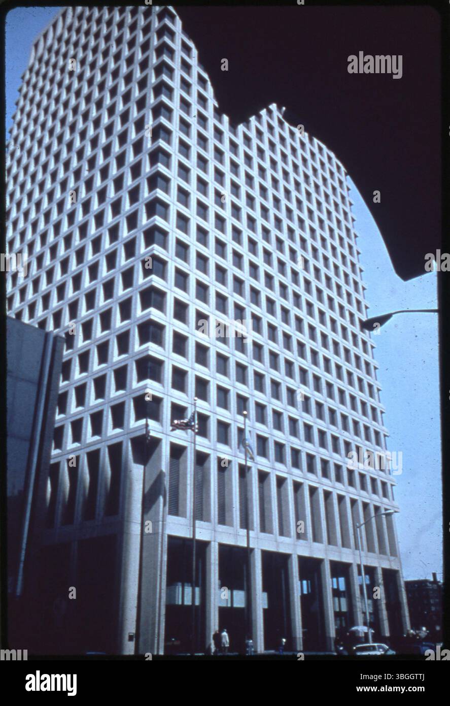 Questa vista da East Gay Street nel 1980 mostra l'edificio Ohio Bell all'angolo nord-ovest tra East Gay Street e North 4th Street. Costruito nel 1956, l'edificio Ohio Bell aveva originariamente quattro piani, successivamente ampliato nel 1966 e nel 1972. Foto Stock