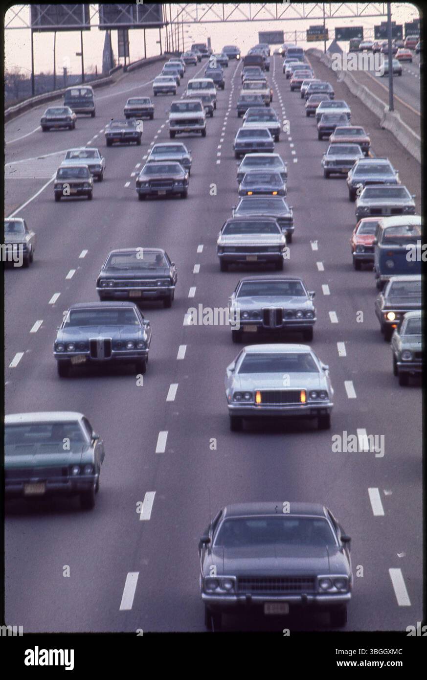 Questa foto mostra una vista del traffico in direzione nord sull'Interstate 71, a nord di Spring Street. L'autostrada è una delle strade principali per i pendolari e i viaggiatori che attraversano Columbus, Ohio. Foto Stock