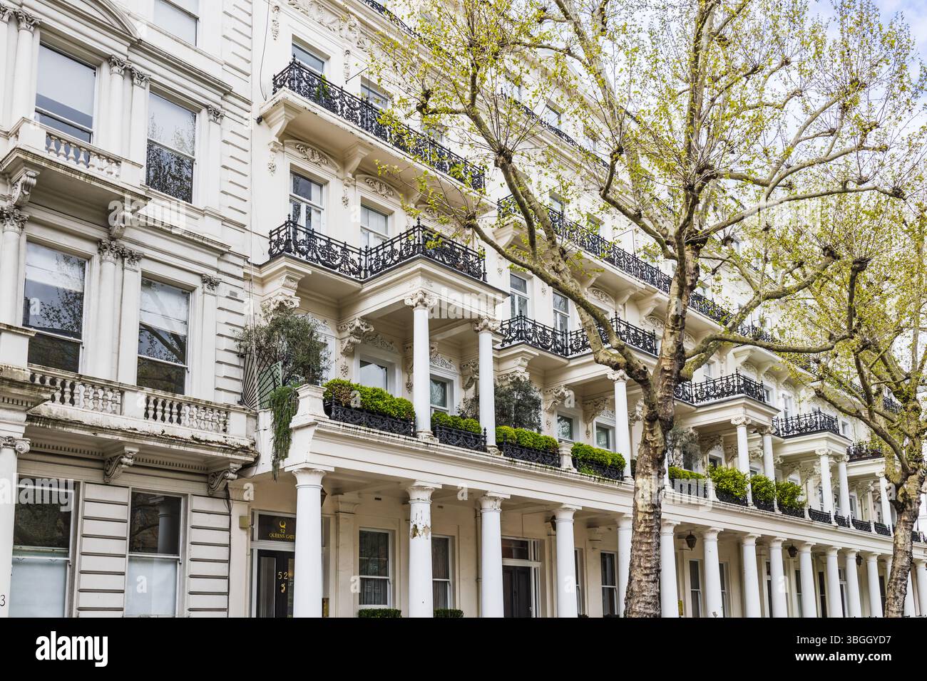 Eleganti case a schiera White London, classica architettura britannica Foto Stock