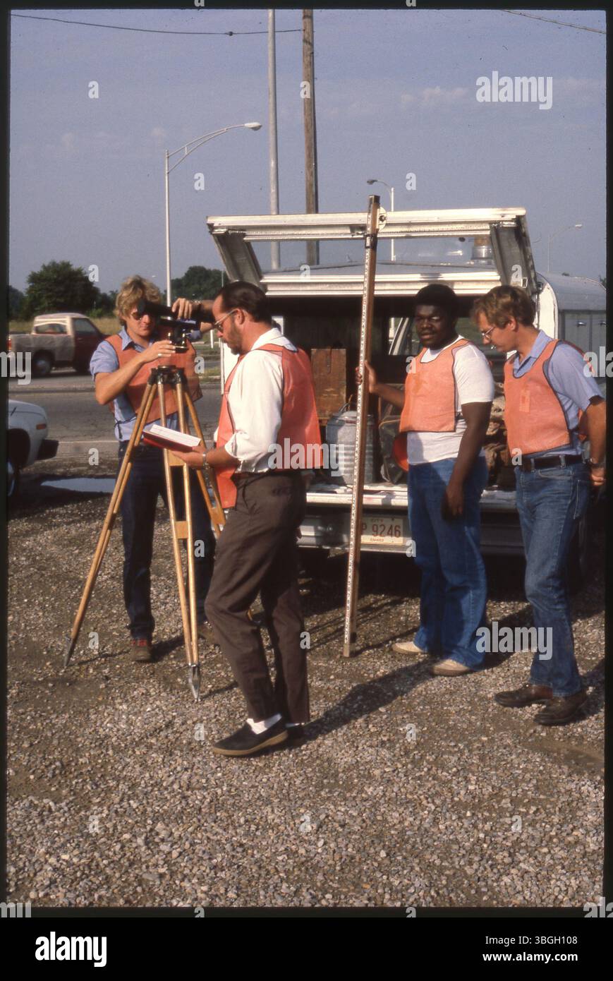 Gli ispettori urbani installano le loro attrezzature lungo un'autostrada in preparazione di un imminente progetto di costruzione di autostrade. Il rilevamento dei dati è un passo fondamentale nella pianificazione delle strade e delle infrastrutture. Foto Stock