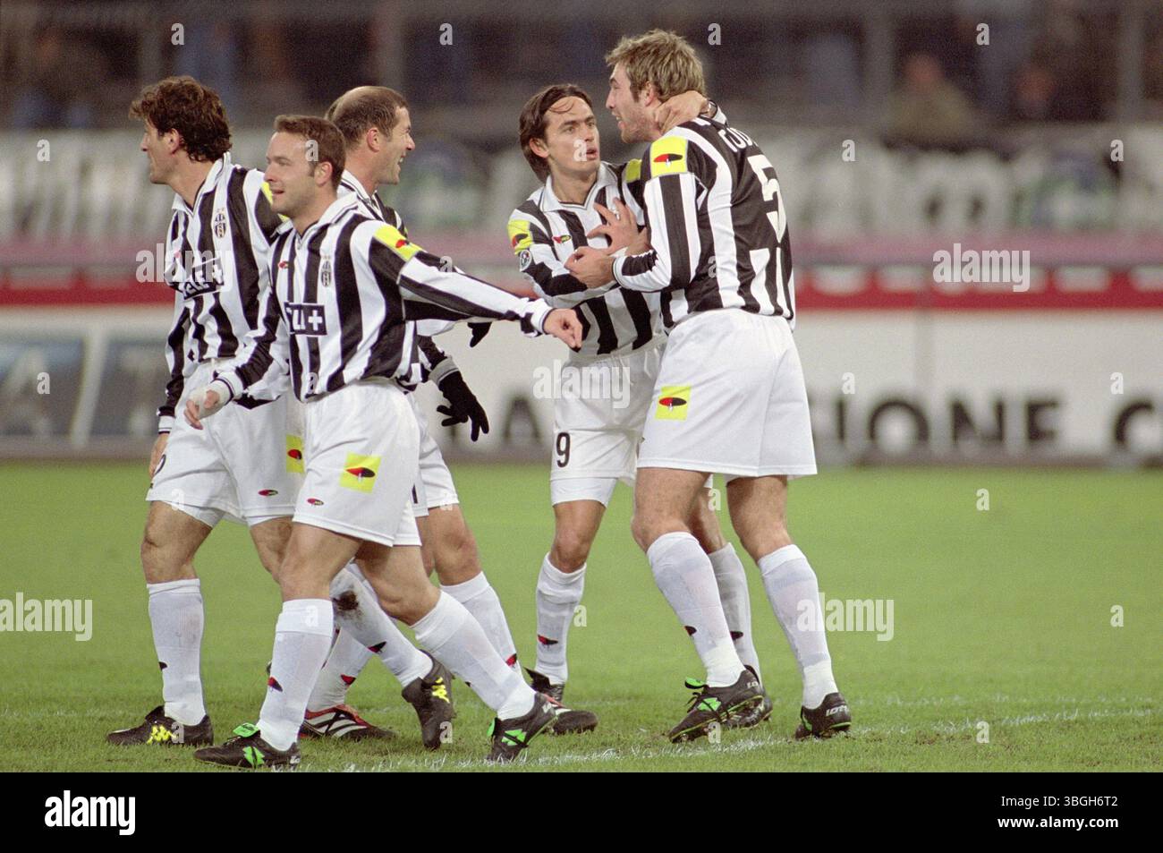 Milano Italia 21/11/1999: Igor Tudor, Filippo Inzaghi, Zinedine Zidane, Ciro Ferrara e Birindelli, giocatori della Juventus durante la partita milanese del campionato di calcio seria A 1999 2000 Foto Stock