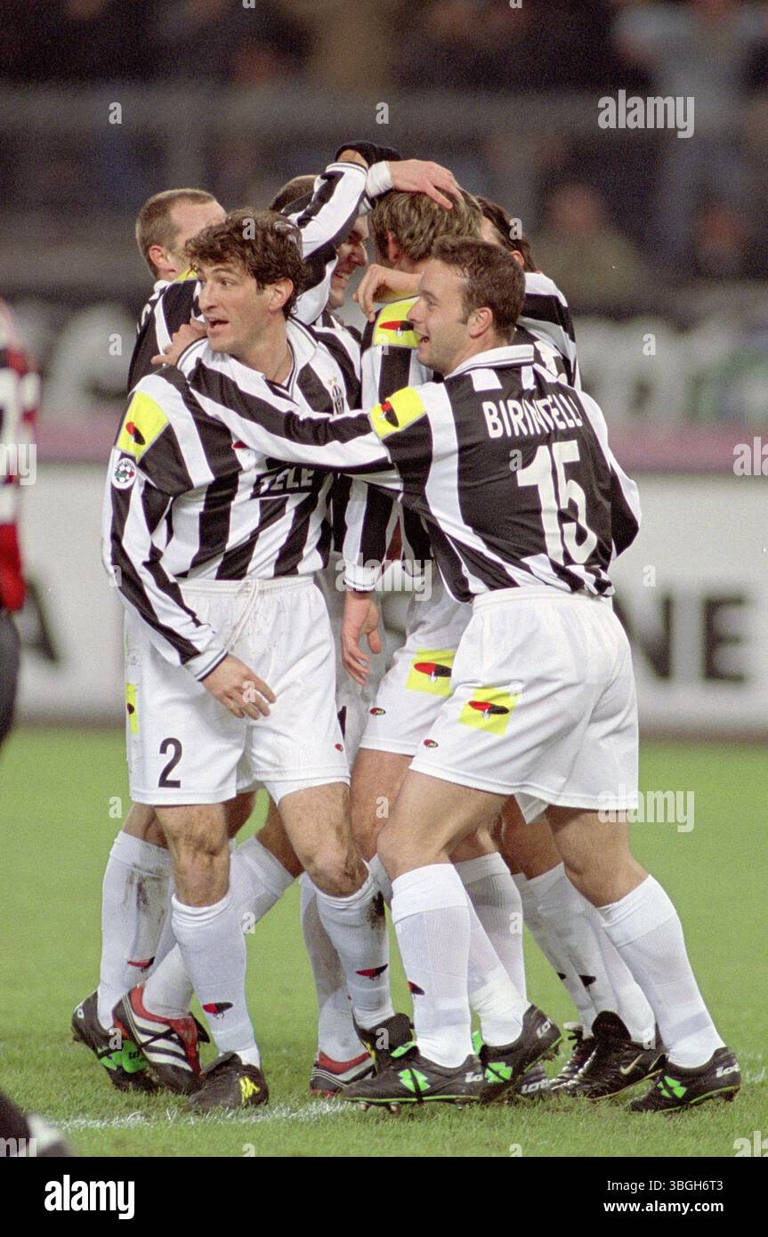 Milano Italia 21/11/1999: Igor Tudor, Filippo Inzaghi, Zinedine Zidane, Ciro Ferrara e Birindelli, giocatori della Juventus durante la partita milanese del campionato di calcio seria A 1999 2000 Foto Stock