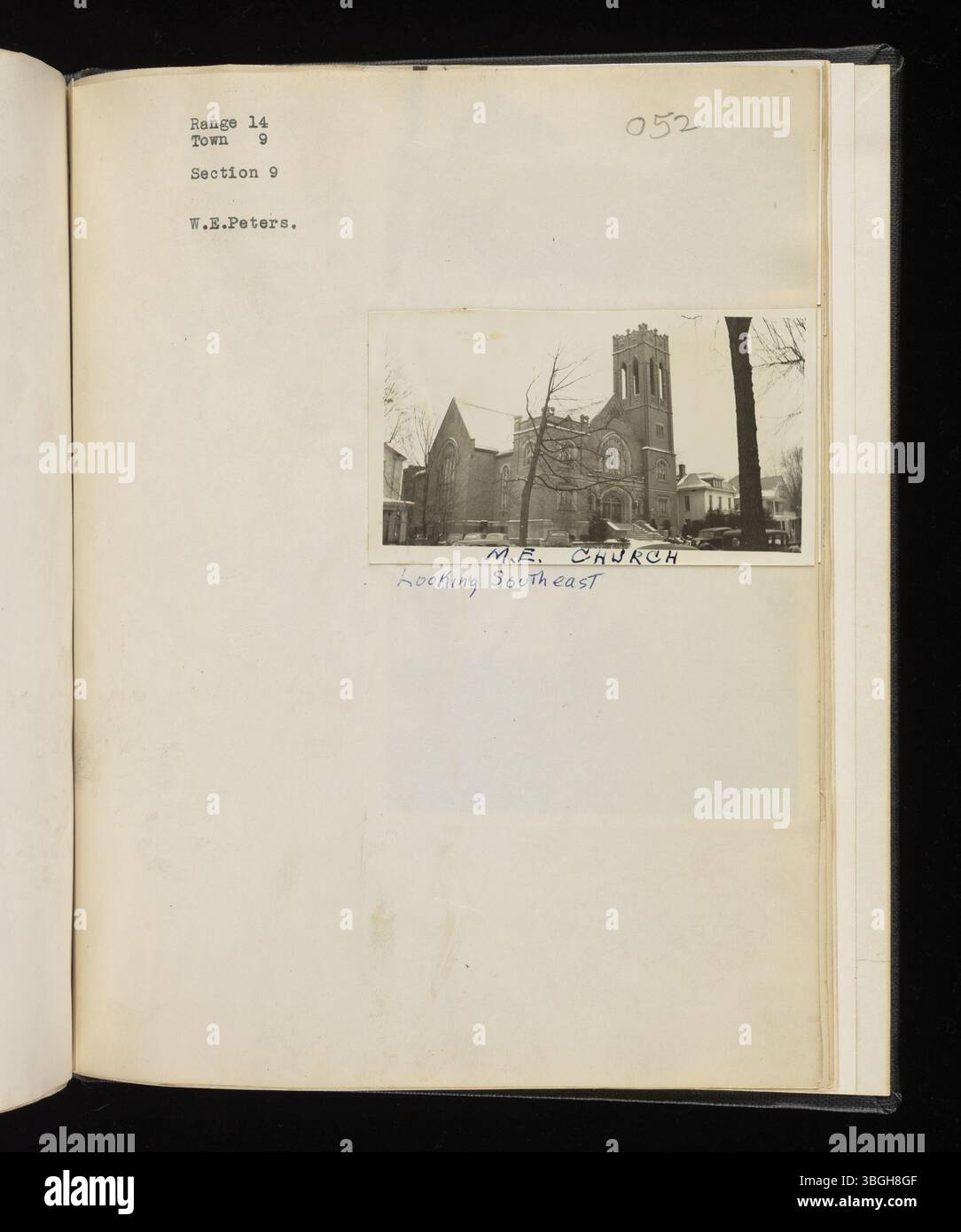 Range Book v. 05: Range 14, Town 9 fornisce una registrazione fotografica della regione del comune di Atene, concentrandosi su caratteristiche come tumuli dei nativi americani, cimiteri e scuole. W.E. Peters ha creato questo album dal 1893 al 1946 per documentare siti storici e scomparsi. Pagina 53 include foto delle chiese di Glouster, Trimble Township. Foto Stock