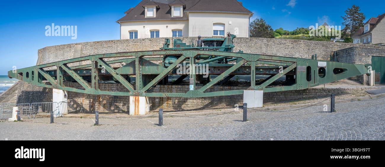 Arromanches-les-Bains, Francia - 05 16 2025: Vista panoramica del ponte chiamato Travée d'Arromanches, utilizzato per gli sbarchi alleati. Foto Stock