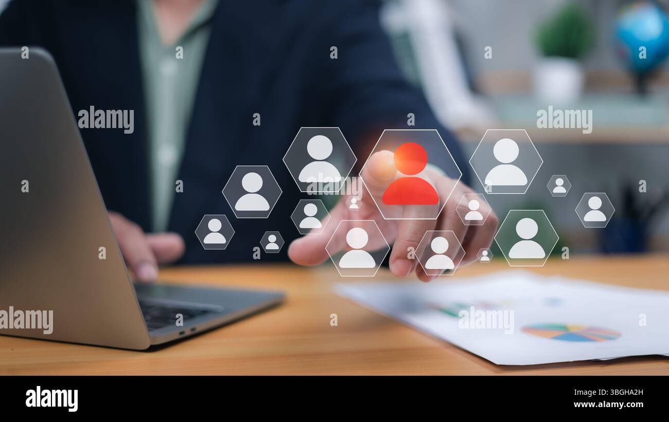 Consegnare la tastiera con icone umane, una rossa. Simboleggia la gestione delle risorse umane, la leadership, il team building e il reclutamento. Ideale per le risorse umane, il talento Foto Stock