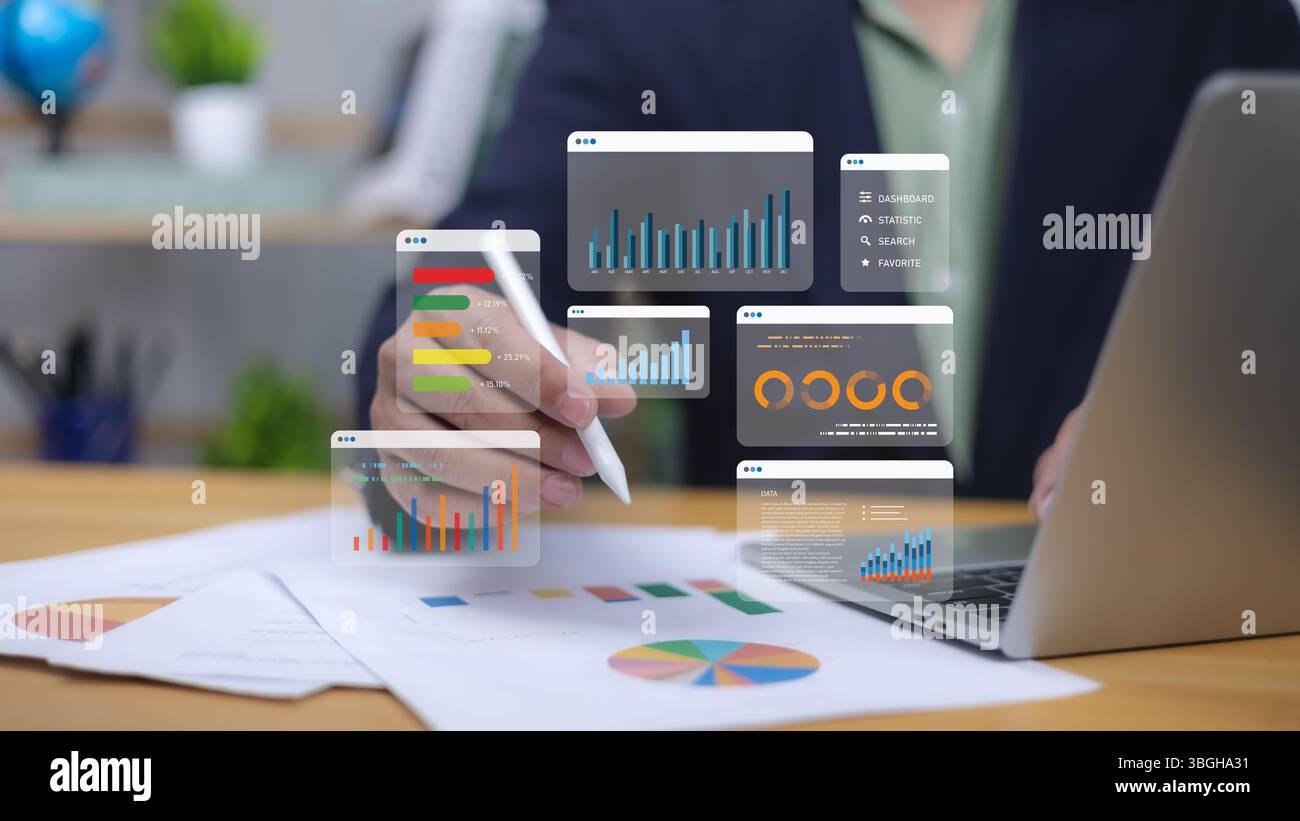 Human utilizza la penna per interagire con le analisi e i report aziendali digitali. Simboleggia la visualizzazione dei dati, le prestazioni finanziarie e il processo decisionale strategico Foto Stock