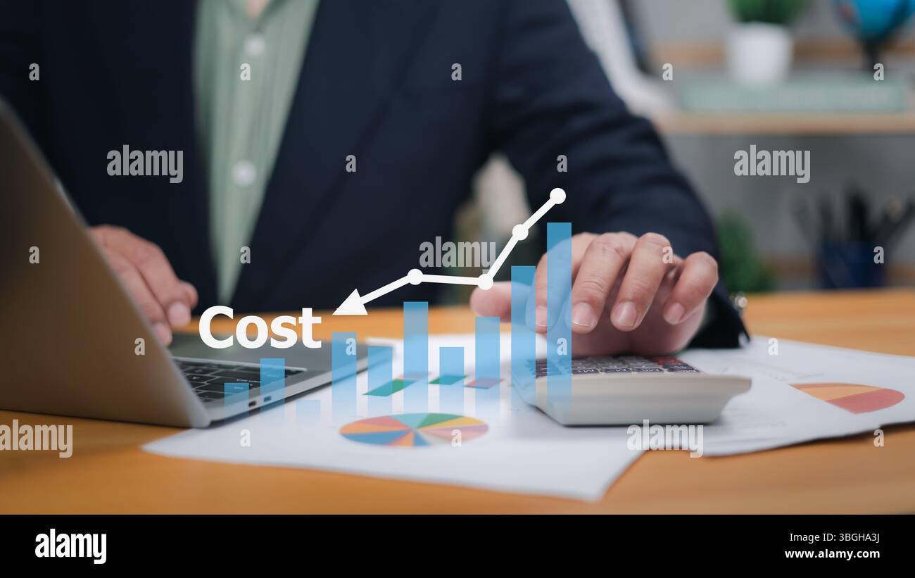 Uomo d'affari che analizza l'ottimizzazione dei costi e la gestione delle spese con l'analisi dei dati per la pianificazione del budget e la trasformazione digitale, la finanza moderna, il business Foto Stock