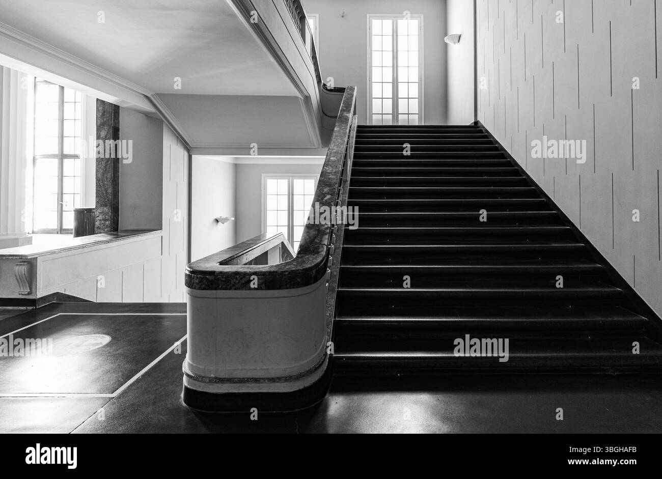 Scala in marmo bianco e nero dall'alto Foto Stock