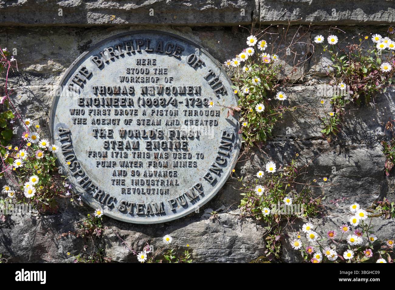 Targa commemorativa all'officina di Thomas Newcomen, inventore del motore a vapore. Foto Stock