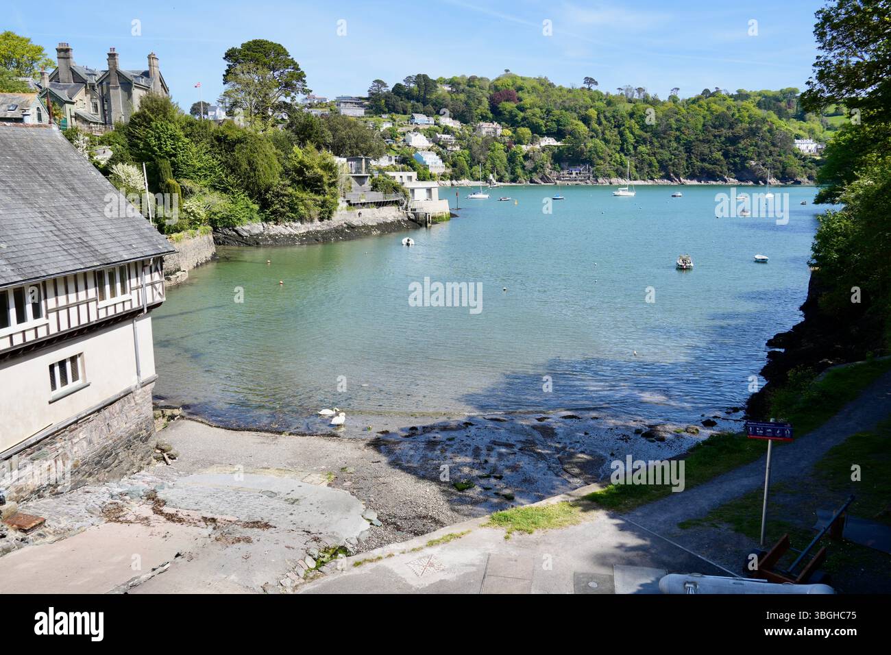 Warfleet Creek visto da Castle Road sotto un cielo blu. Foto Stock