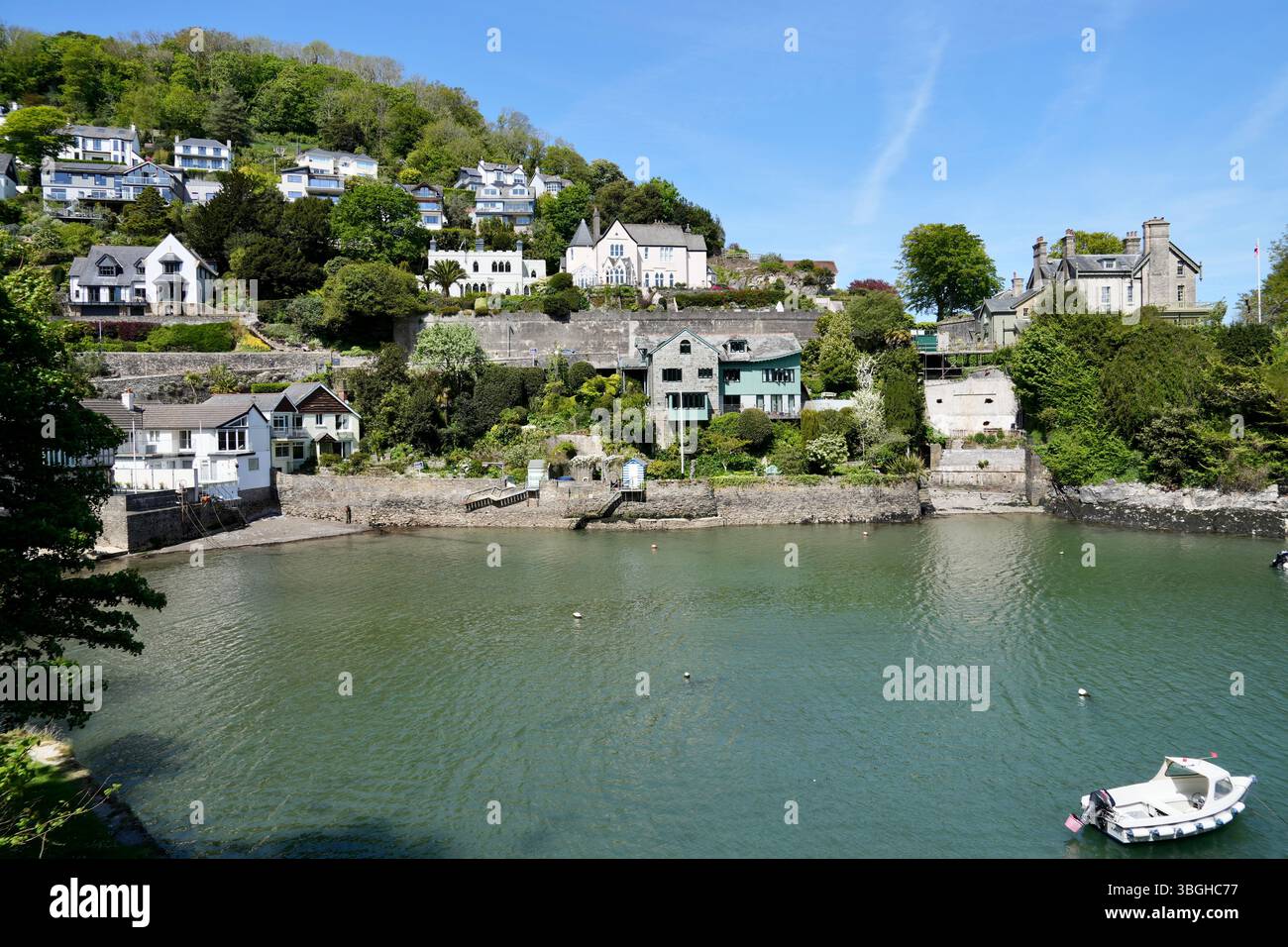 Warfleet Creek visto da Castle Road sotto un cielo blu. Foto Stock