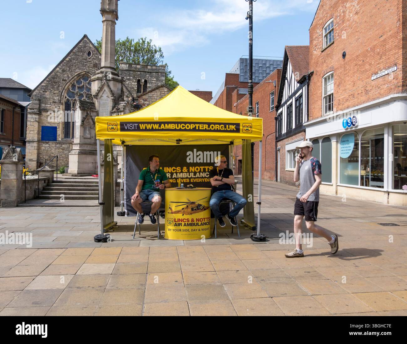 Stand di beneficenza per Lincs & Notts Air Ambulance St Benedicts Square, High Street, Lincoln City, Lincolnshire, Inghilterra, REGNO UNITO Foto Stock