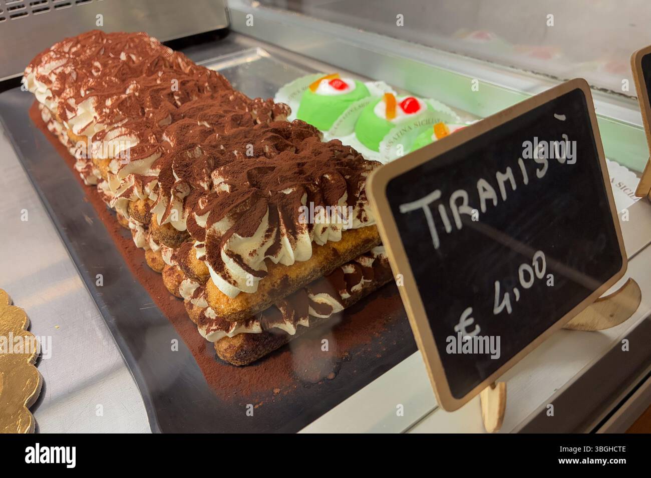 Tiramisù nella vetrina della panetteria, Ortigia, Sicilia Foto Stock