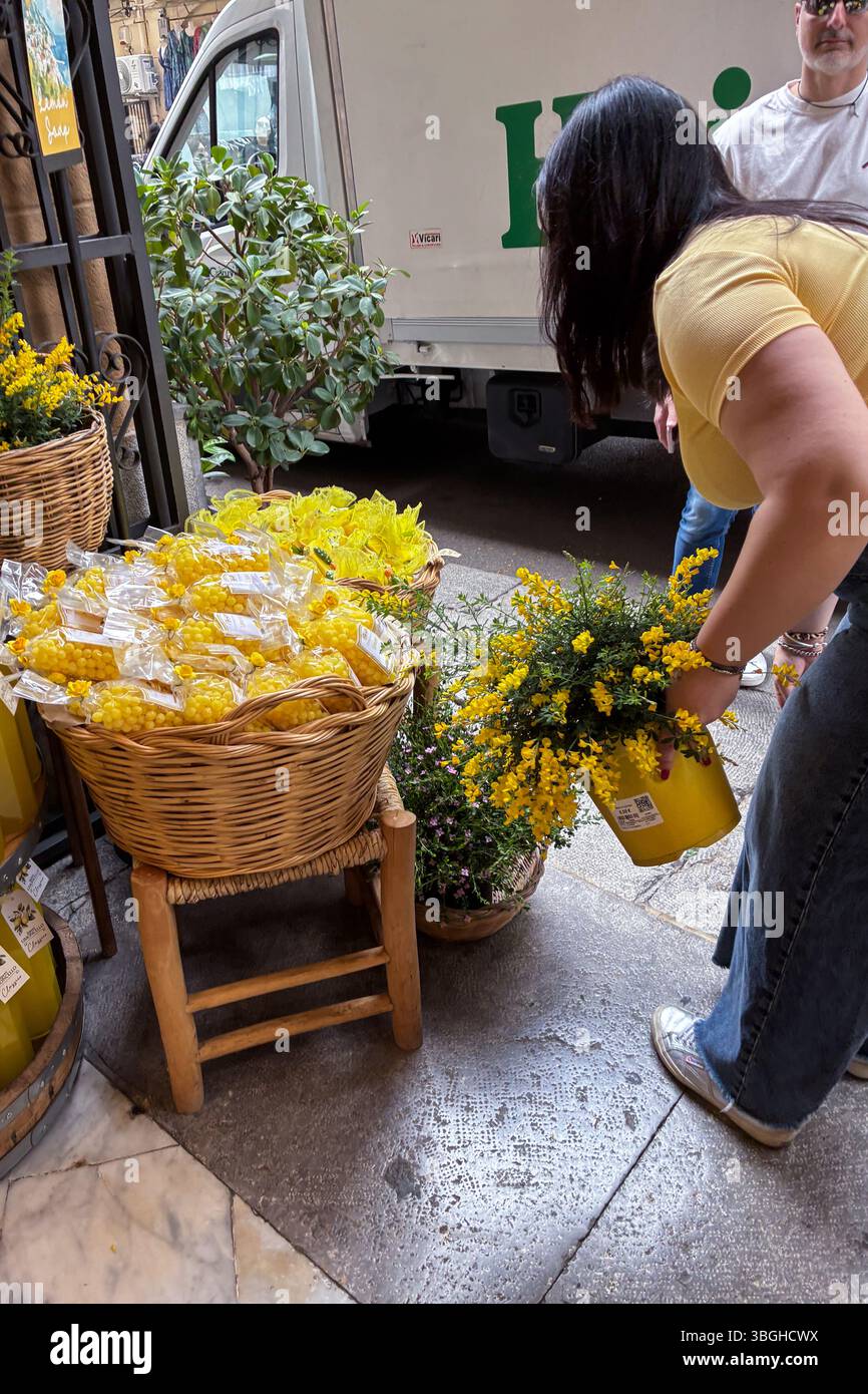 Fiori gialli e prodotti legati al limone nel negozio Palermo Foto Stock