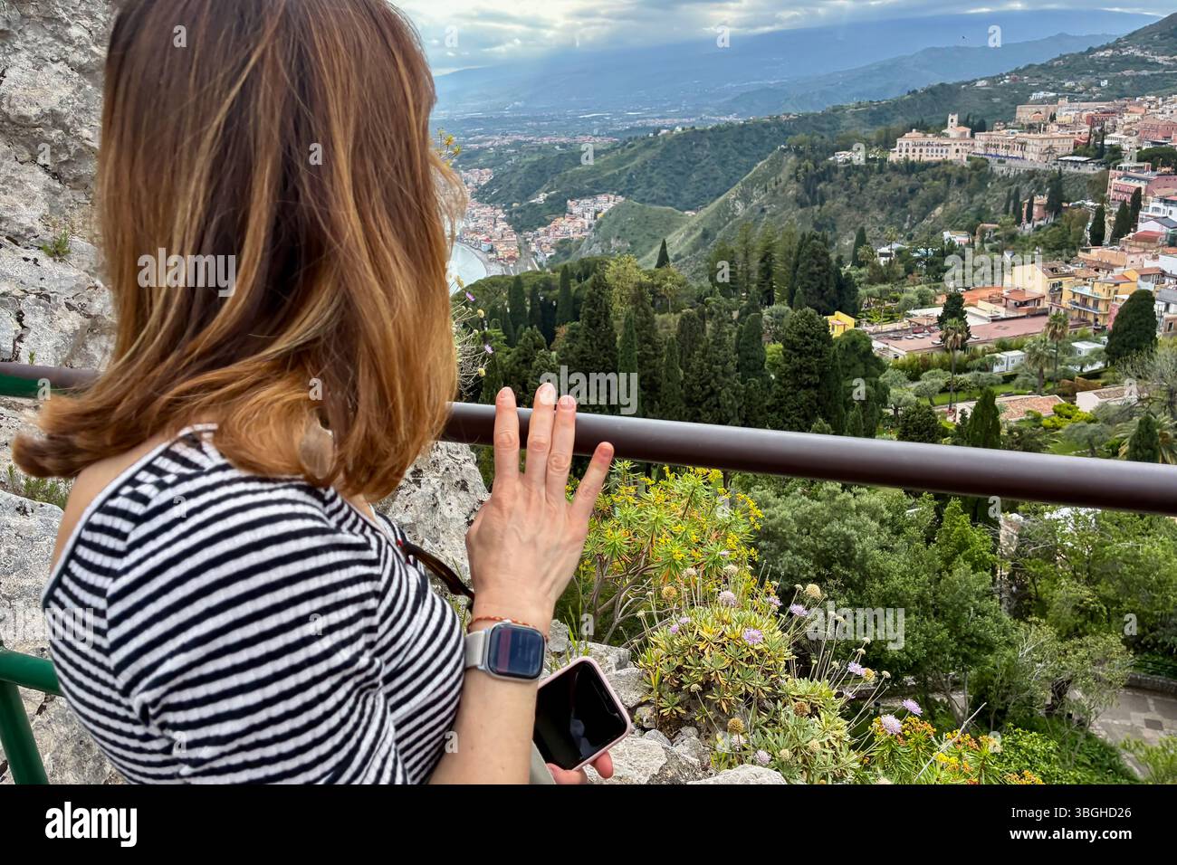 Vista dall'antico teatro di Taormina, Sicilia Foto Stock