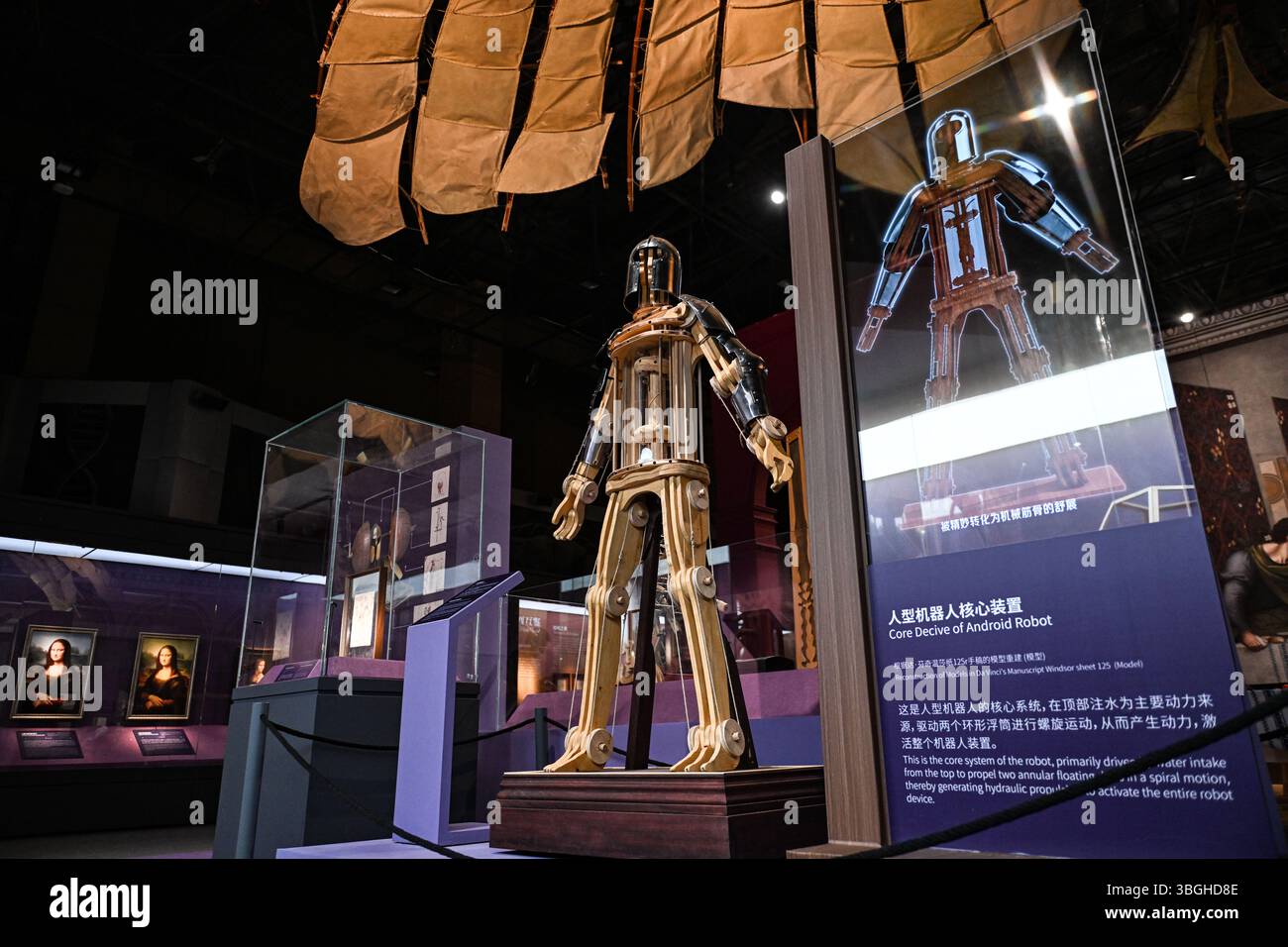 Pechino, Cina. 5 giugno 2025. Questa foto scattata il 5 giugno 2025 mostra un modello di robot androide ricostruito dal manoscritto di Leonardo da Vinci durante la mostra "Harmony Through Time and Space: How Leonardo da Vinci Created Concord between HIS Artistic and Scientific World and the Natural World" presso il Museo di storia naturale della Cina a Pechino, capitale della Cina, 5 giugno 2025. La mostra è iniziata qui giovedì e durerà fino al 19 ottobre. Crediti: Chen Zhonghao/Xinhua/Alamy Live News Foto Stock