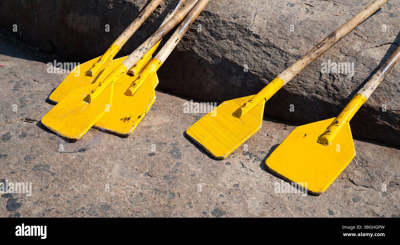 Pagaia per le Coracle Boats presso il fiume Tungabhadra a Hampi, in India, tradizionale imbarcazione con cesto da pesca Foto Stock