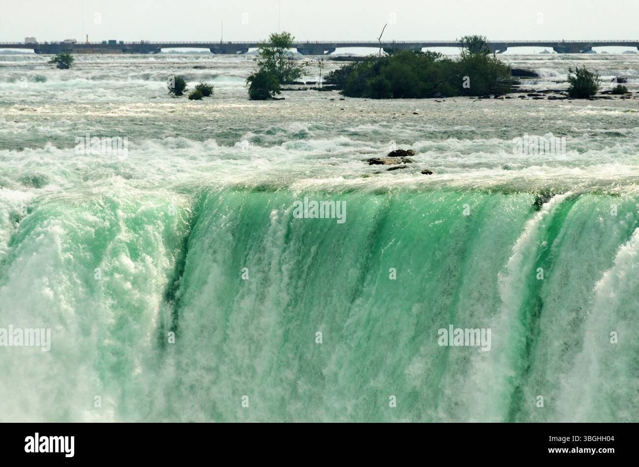Masse tuonose di acqua cadono nelle profondità Foto Stock